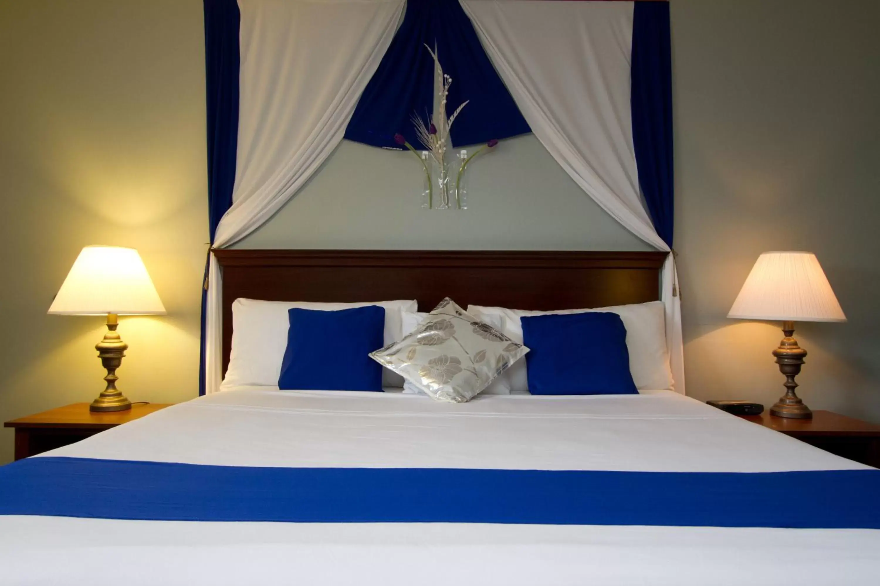 Bed in Knights Inn Lindsay Bed in Knights Inn Lindsay