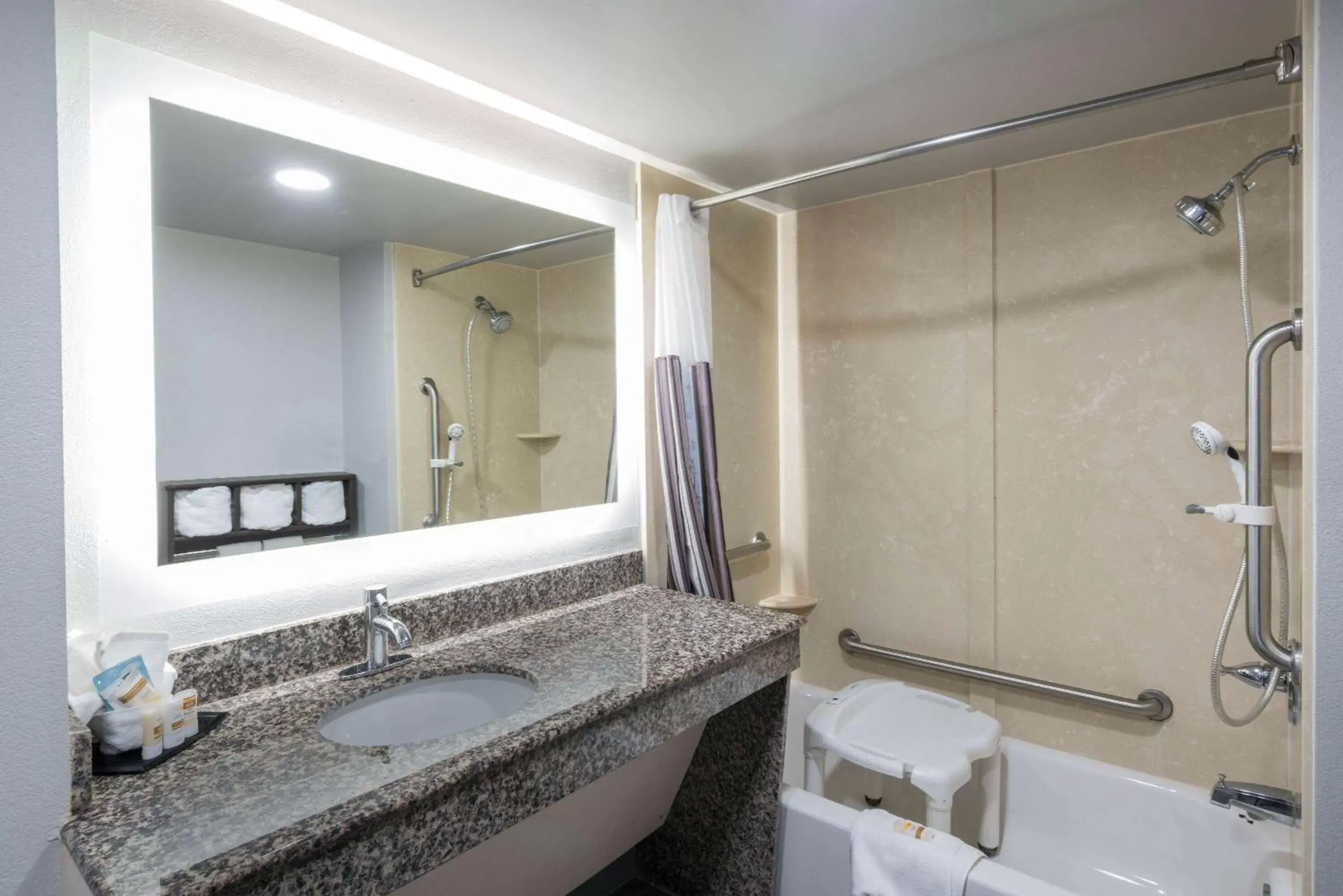 Bathroom in La Quinta by Wyndham Clarksville