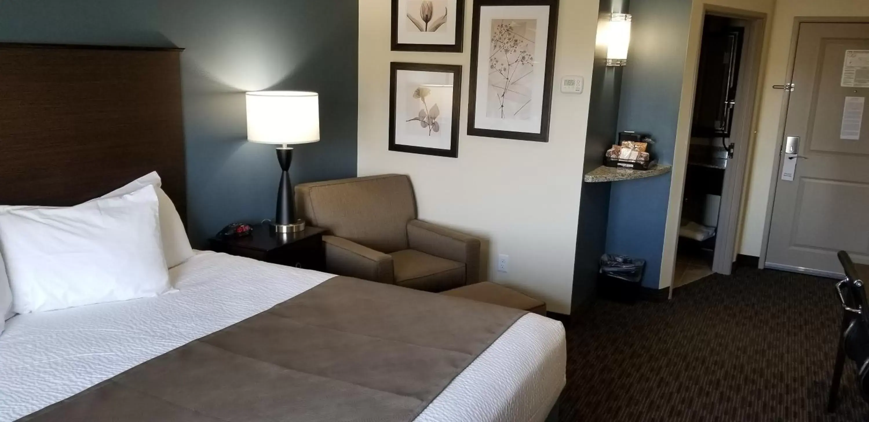Bed, Seating Area in AmericInn by Wyndham Sioux Falls North