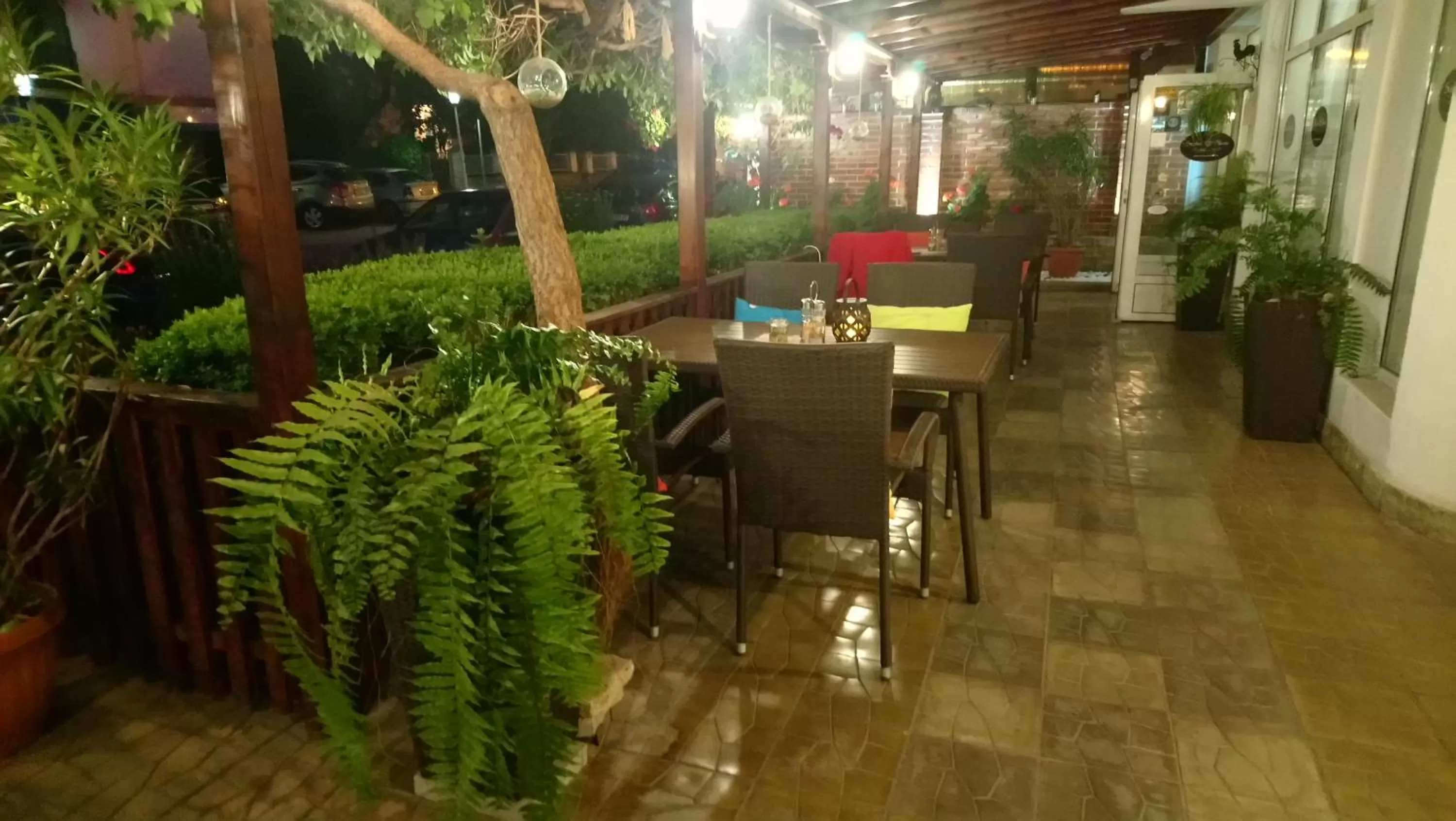 Restaurant/places to eat in Victoria Family Hotel