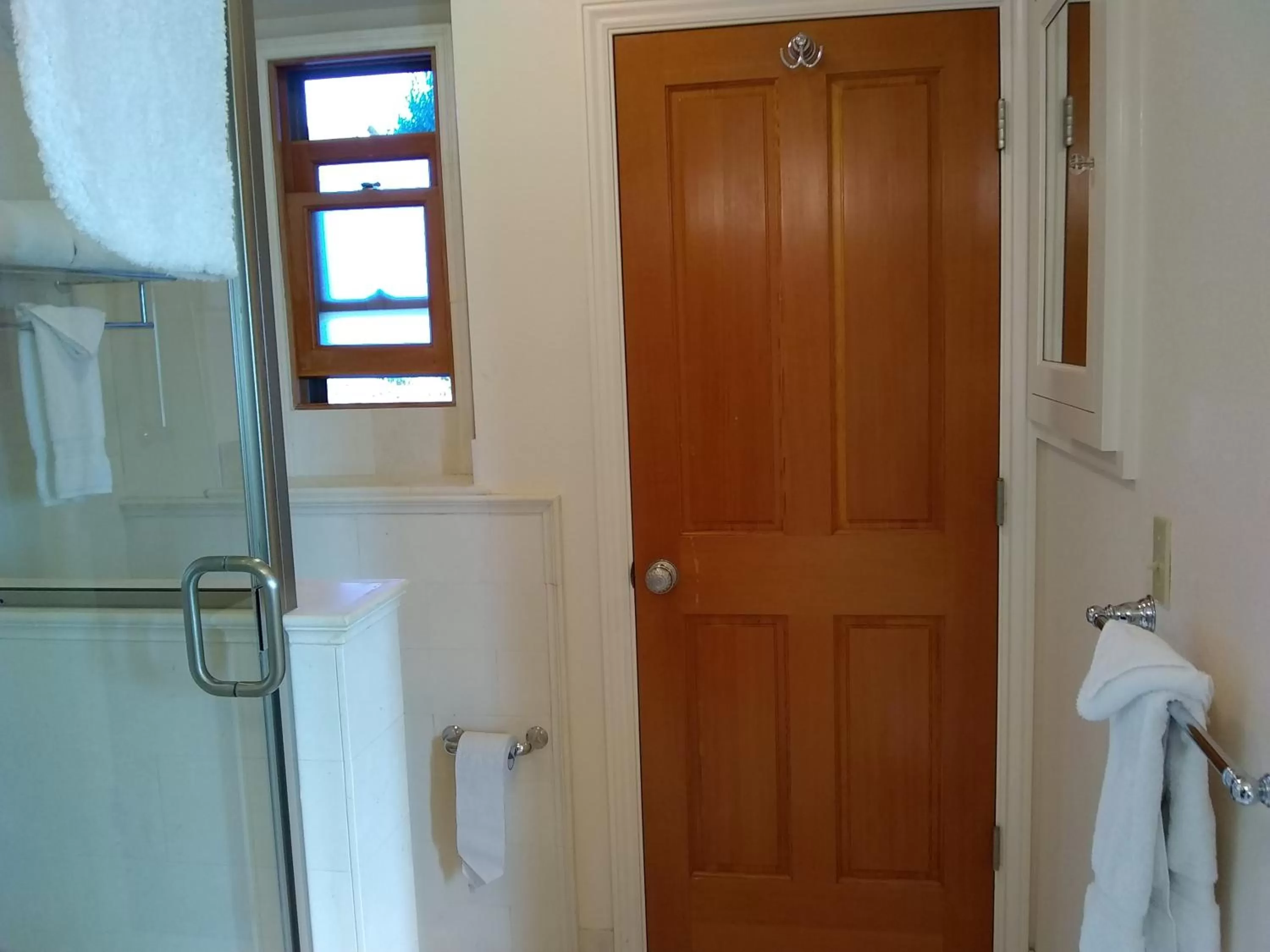 Bathroom in Noyo Harbor Inn