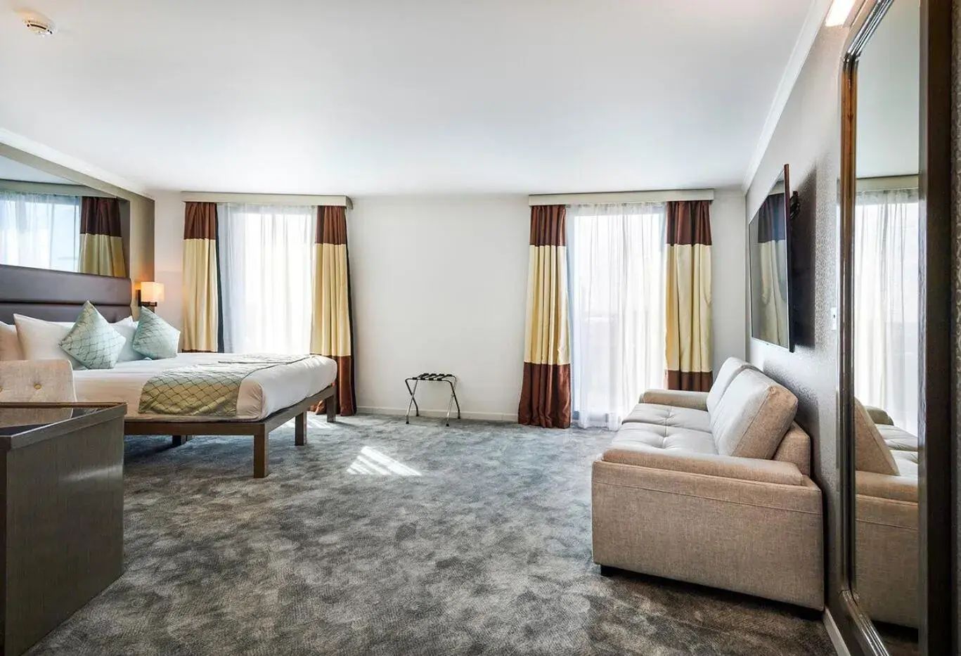 Photo of the whole room, Bed in Atrium Hotel Heathrow Photo of the whole room, Bed in Atrium Hotel Heathrow