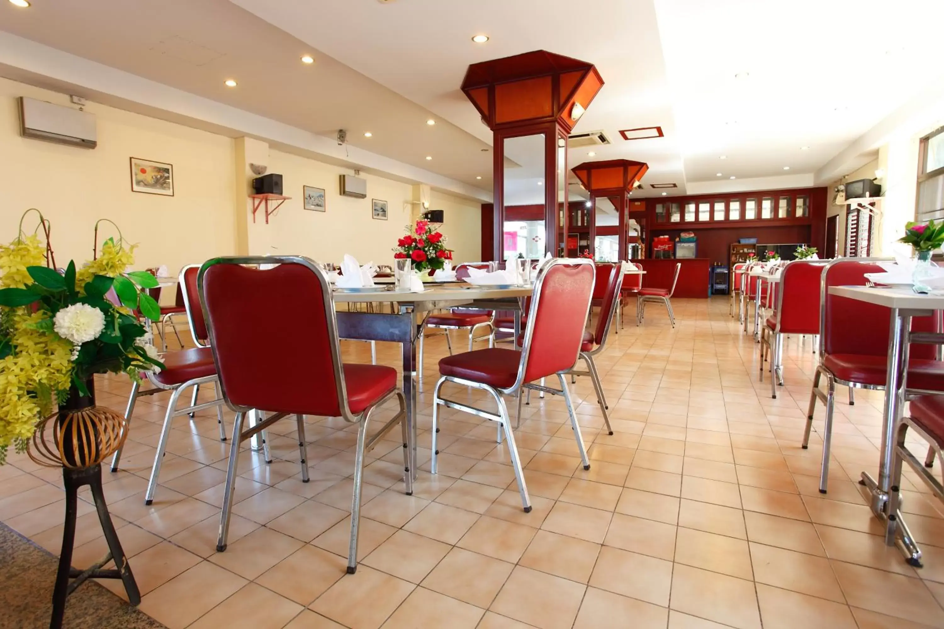 Restaurant/Places to Eat in Chumphon Palace Hotel