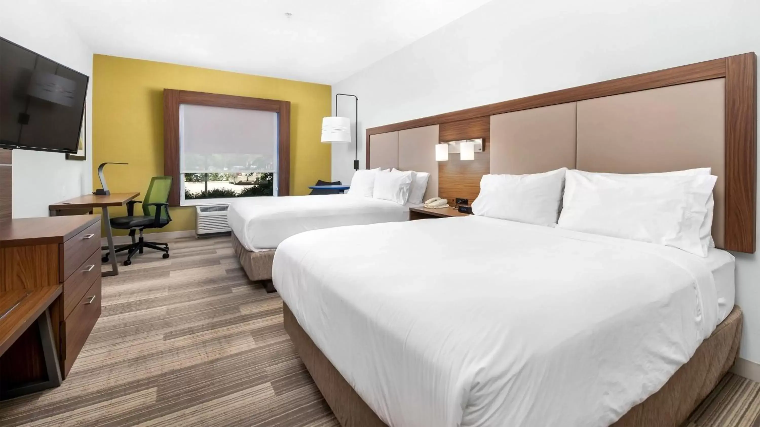 Photo of the whole room, Bed in Holiday Inn Express Hotel and Suites Conroe by IHG Photo of the whole room, Bed in Holiday Inn Express Hotel and Suites Conroe by IHG