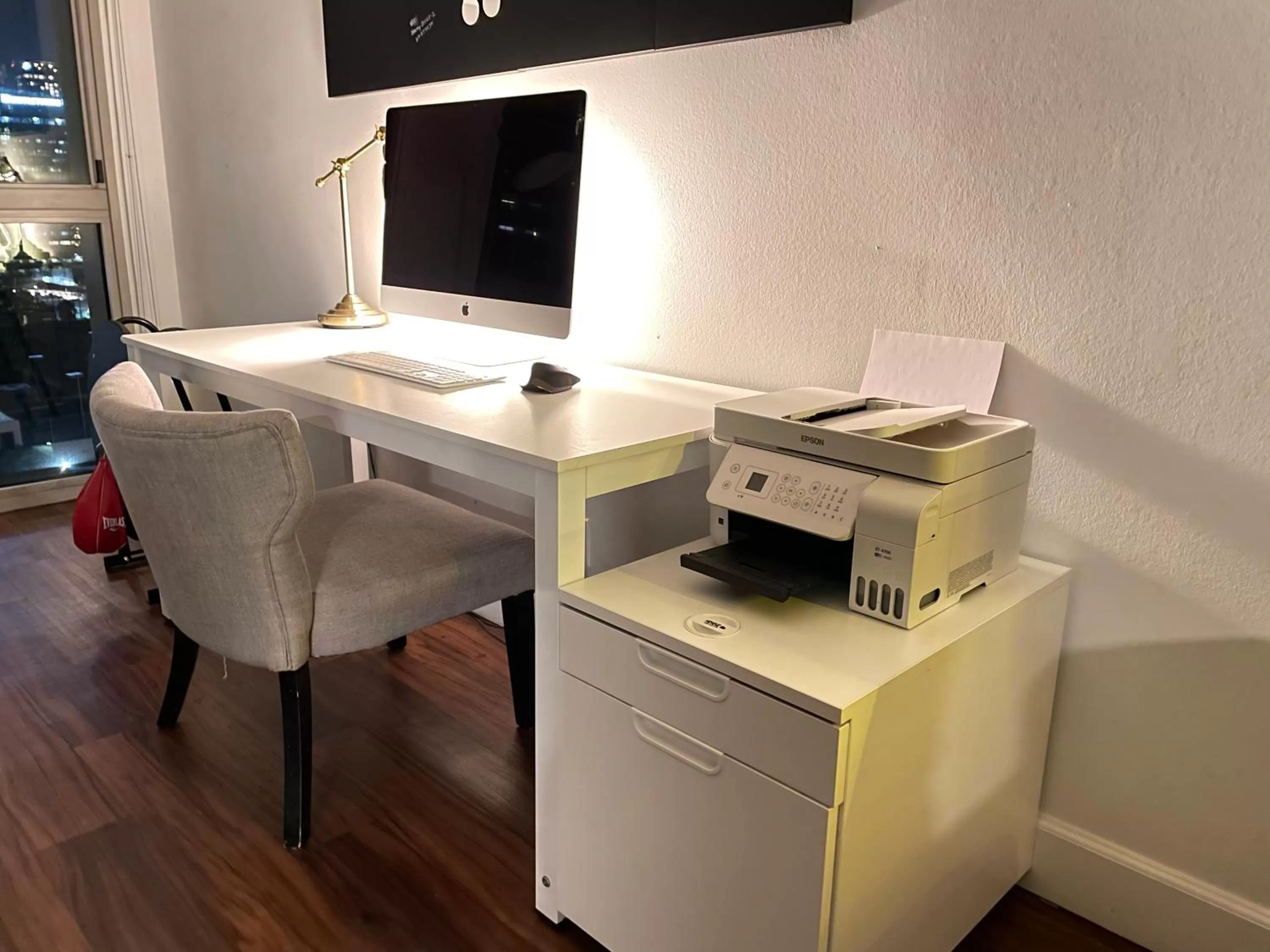 TV and multimedia, TV/Entertainment Center in Amazing DTLA View 1bd Full Kitchen Free Private Parking.