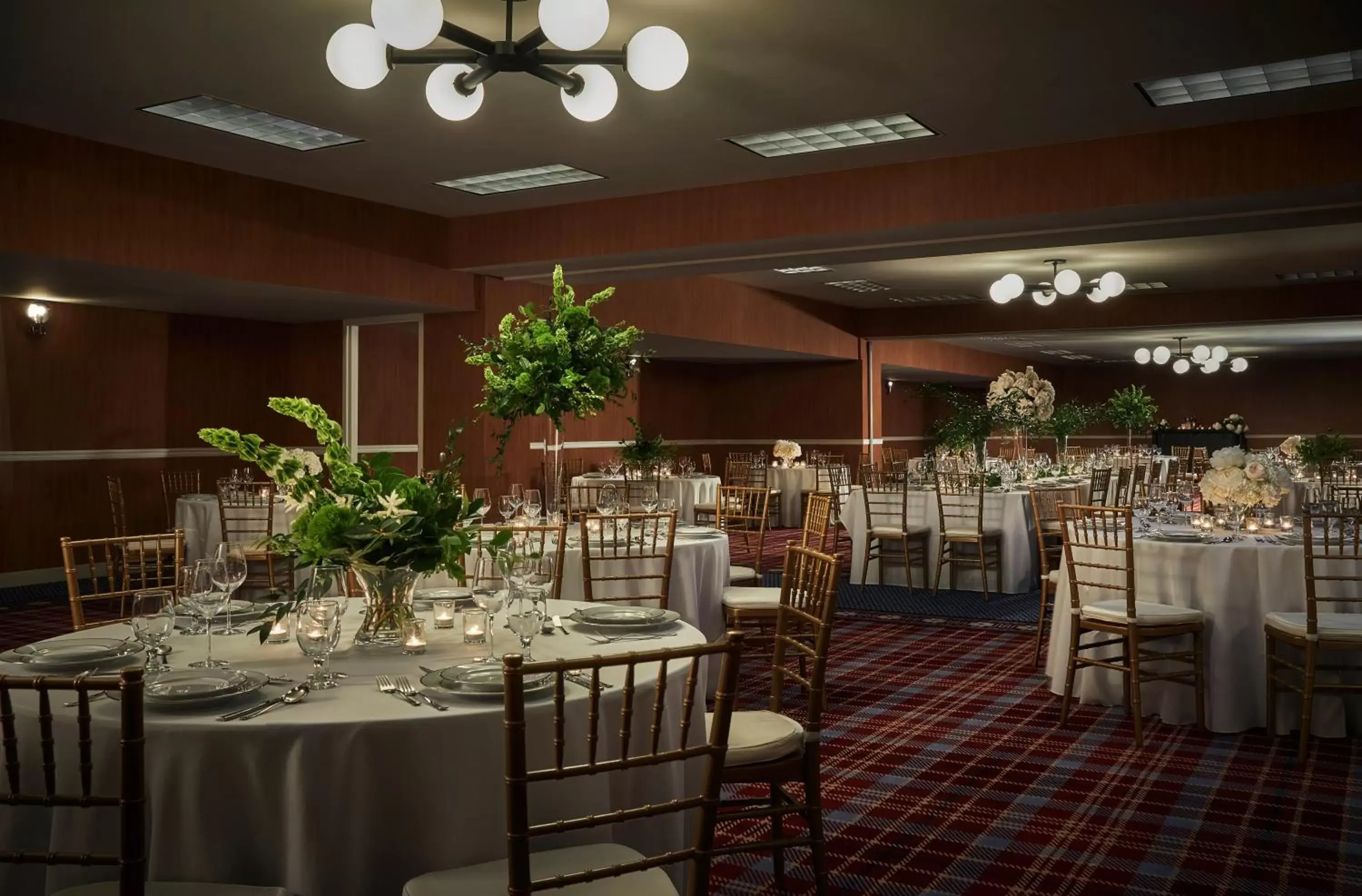 Banquet/Function facilities, Restaurant/Places to Eat in Graduate Lincoln