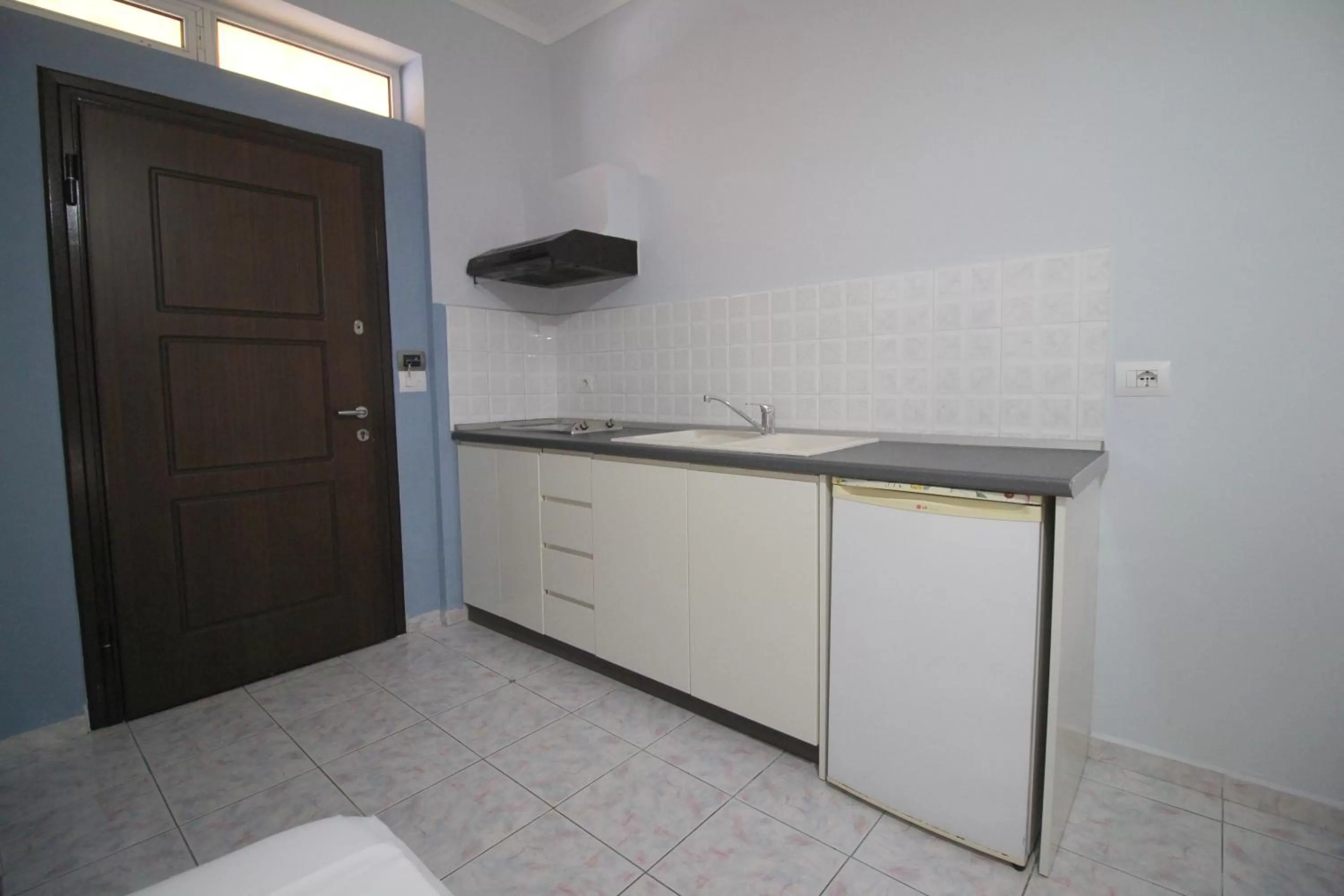 Kitchen or kitchenette in Murati Suites Sarandë