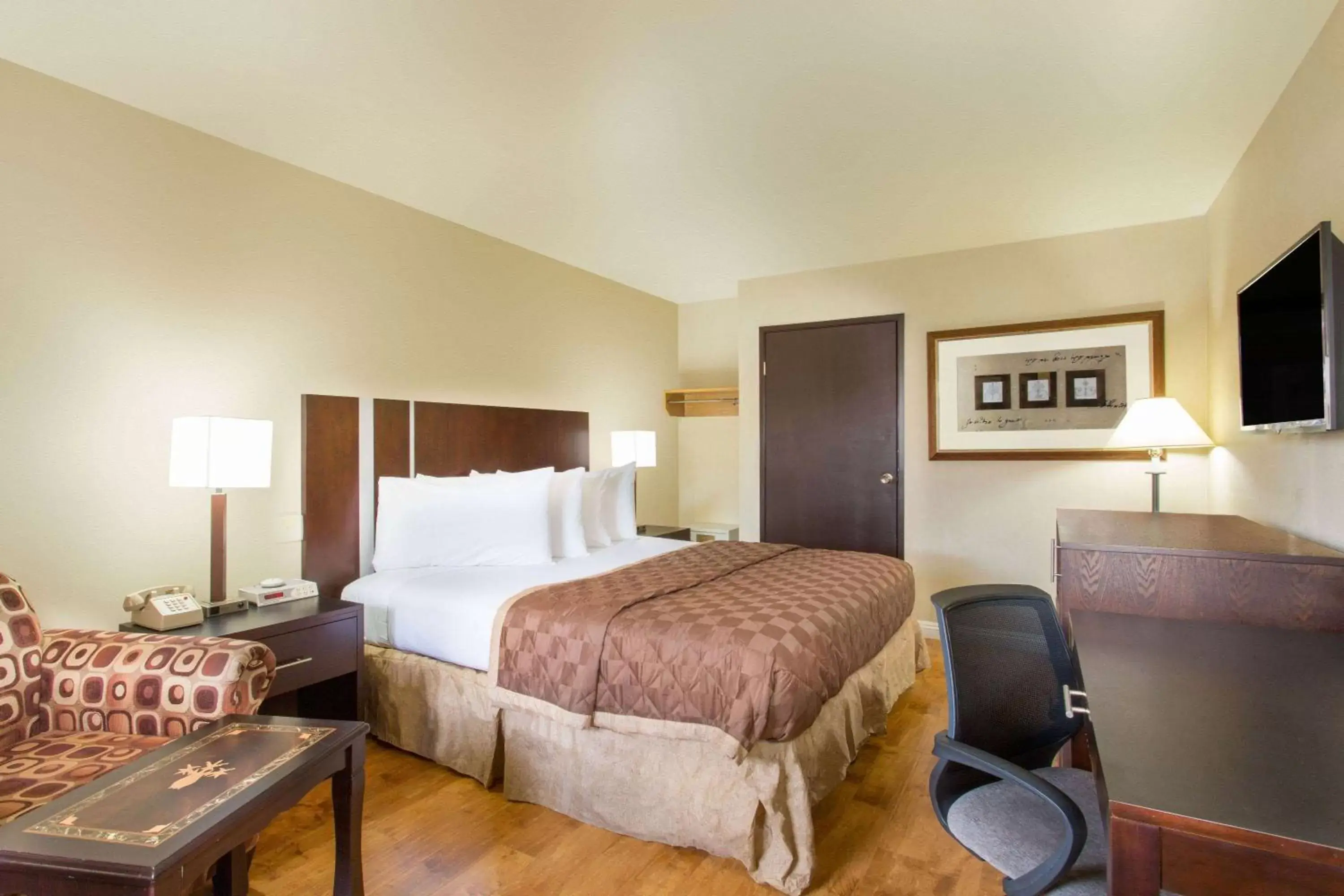King Room - Disability Access/Non-Smoking in Travelodge by Wyndham Las Vegas Airport Near The Strip