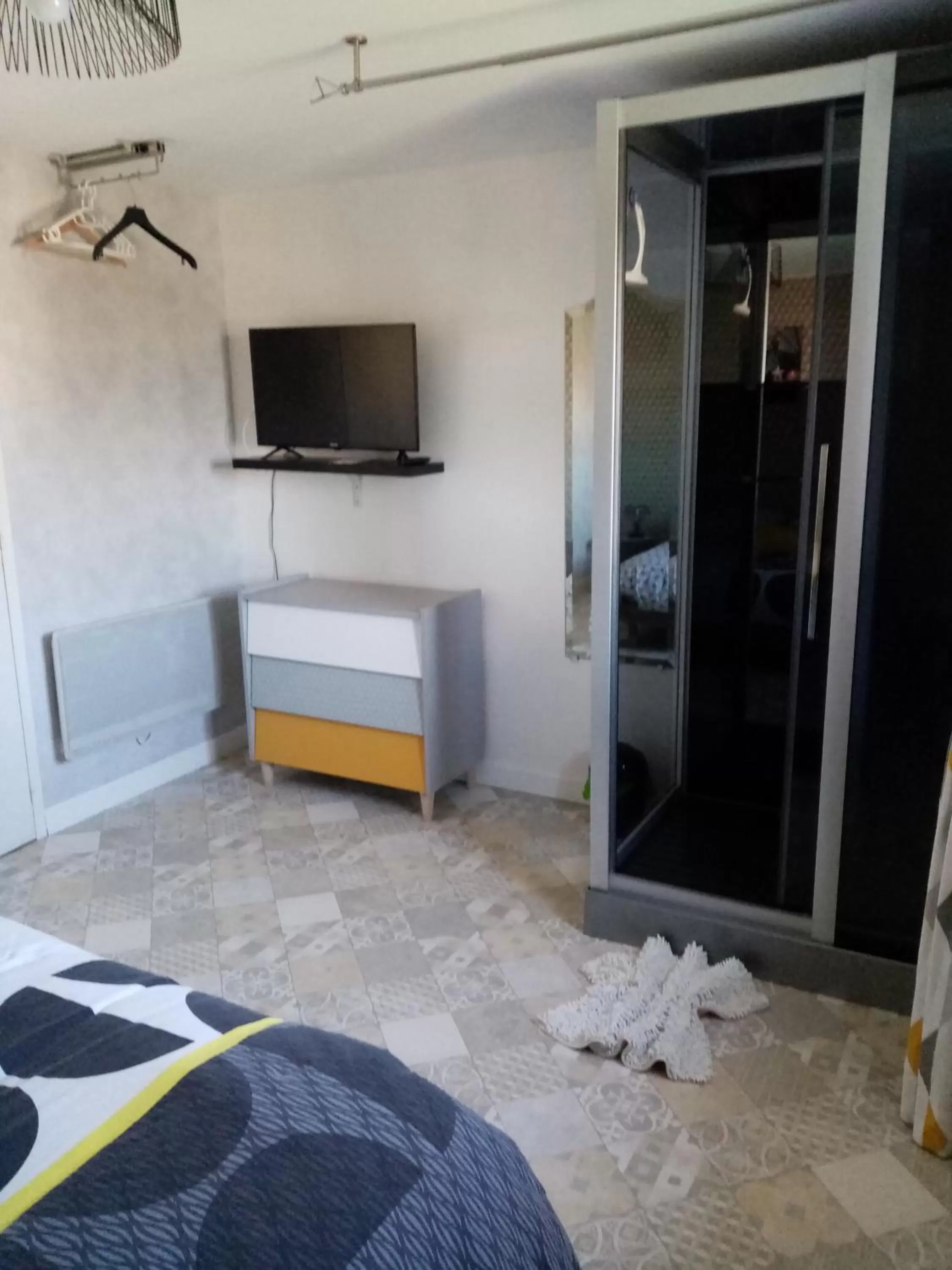 Photo of the whole room, Bed in À La Maison Du Bonheur