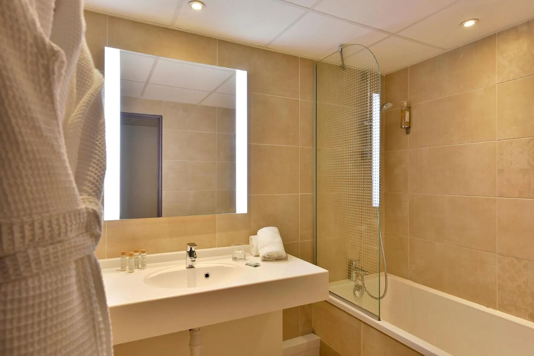 Bathroom in Hôtel Arles Plaza
