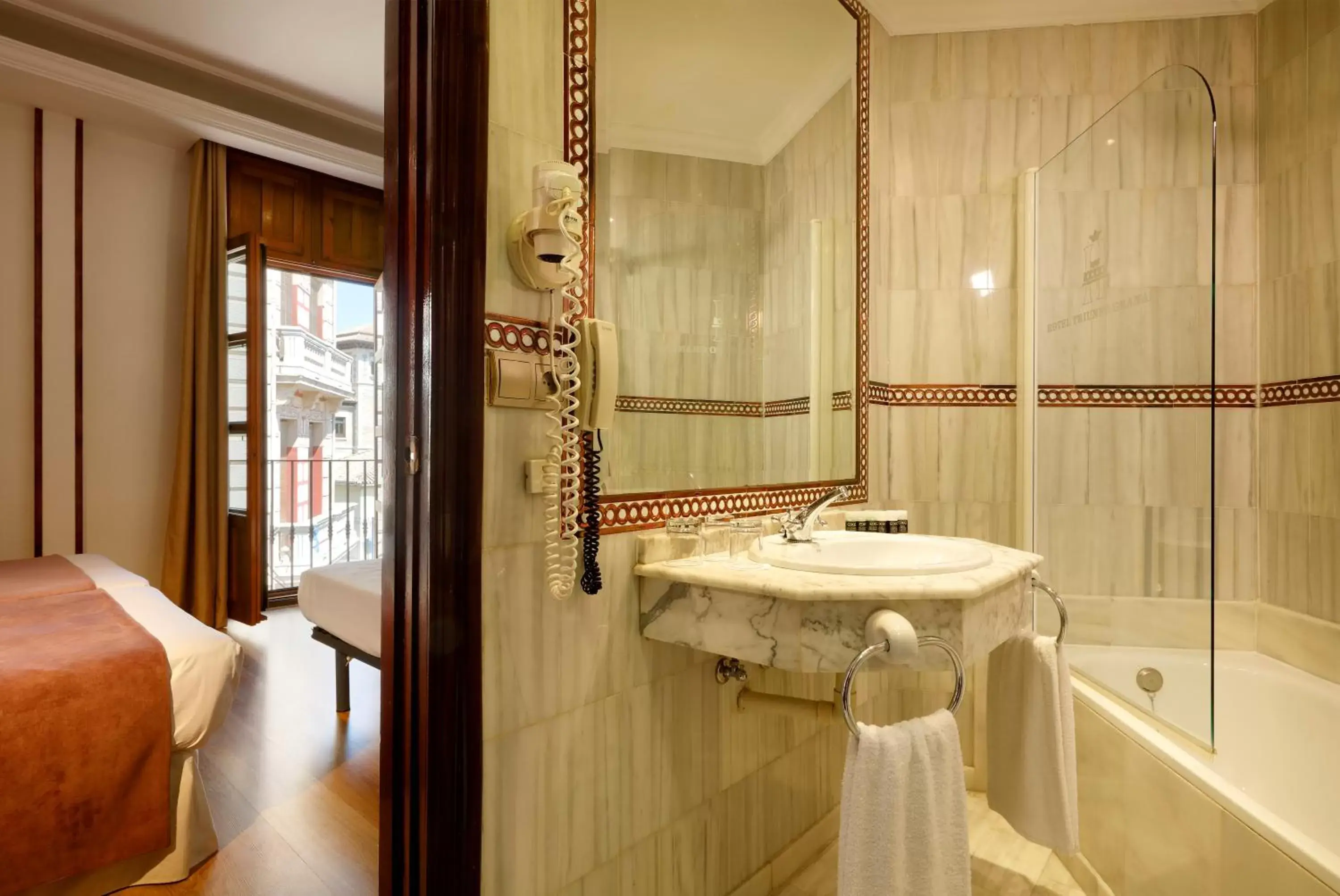 Bathroom in Exe Triunfo Granada