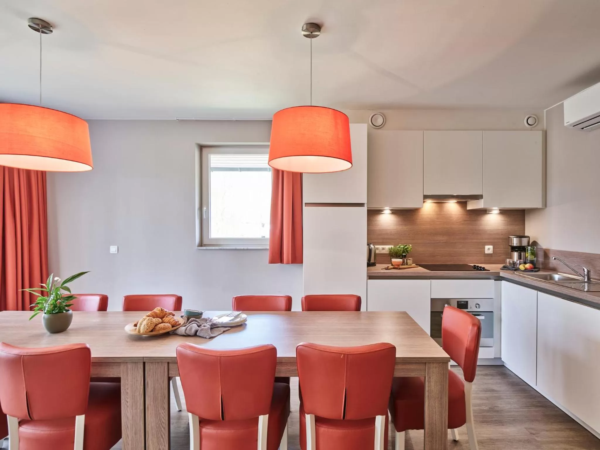 Kitchen or kitchenette, Dining Area in Holiday Suites Limburg