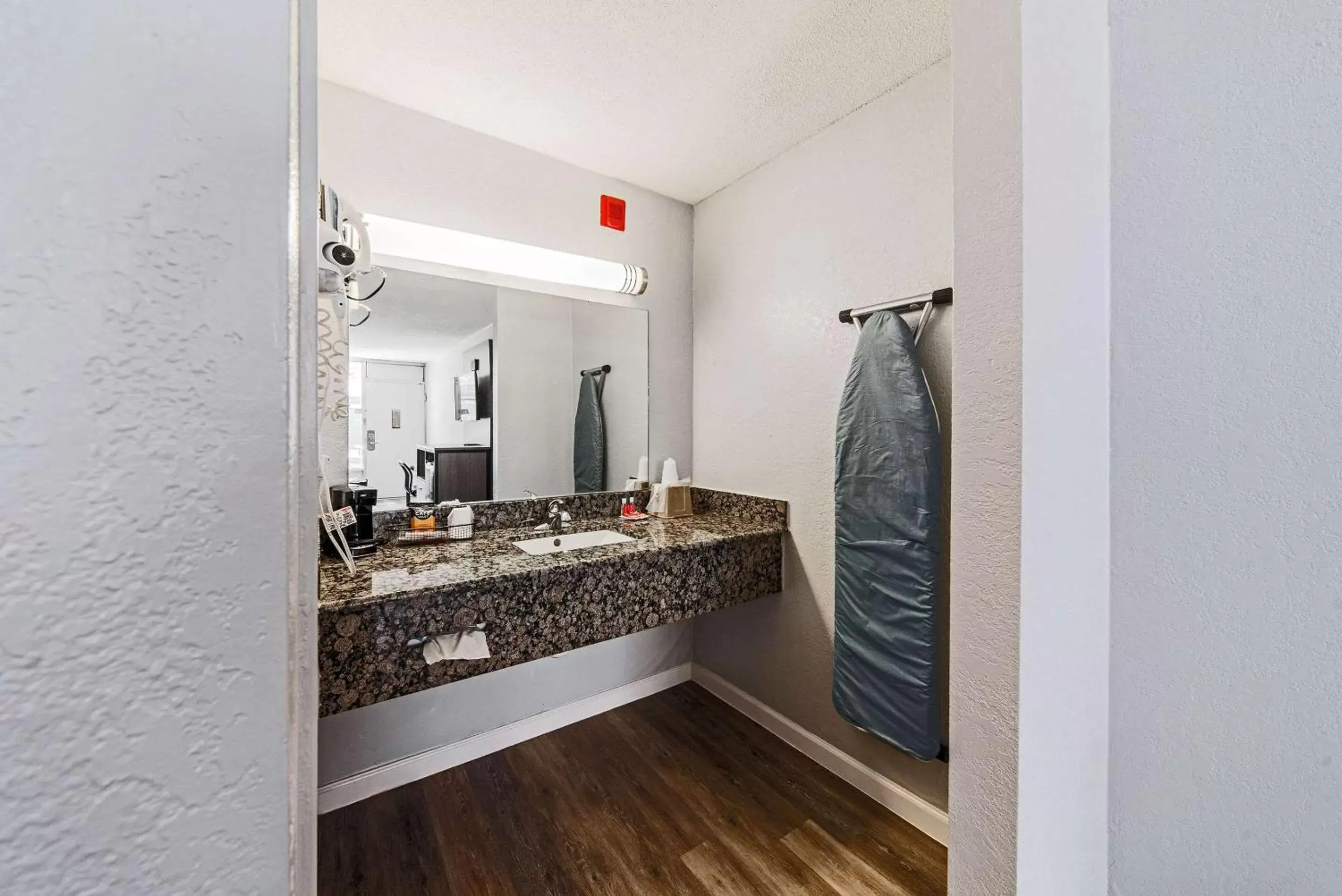 Bedroom, Bathroom in Econo Lodge Inn & Suites Near Bricktown