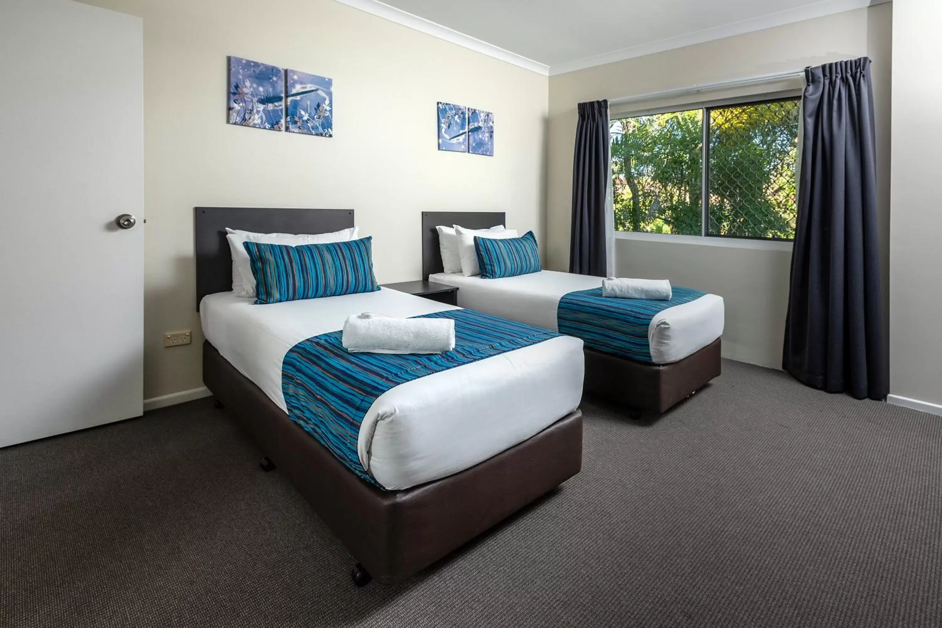 Bedroom, Bed in The Beach Motel Hervey Bay