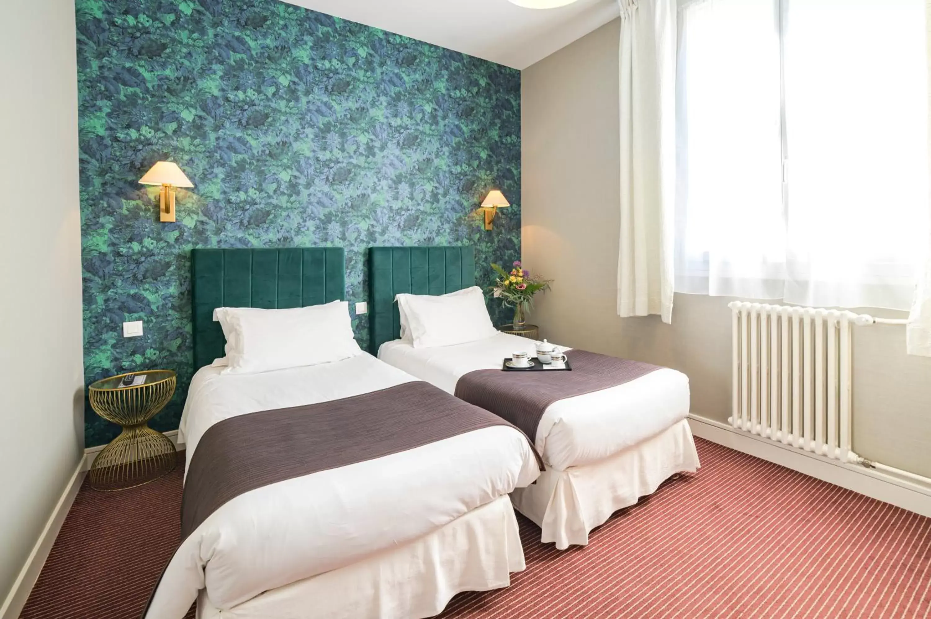 Bathroom, Bed in The Originals Boutique, Hôtel Normandie, Auxerre