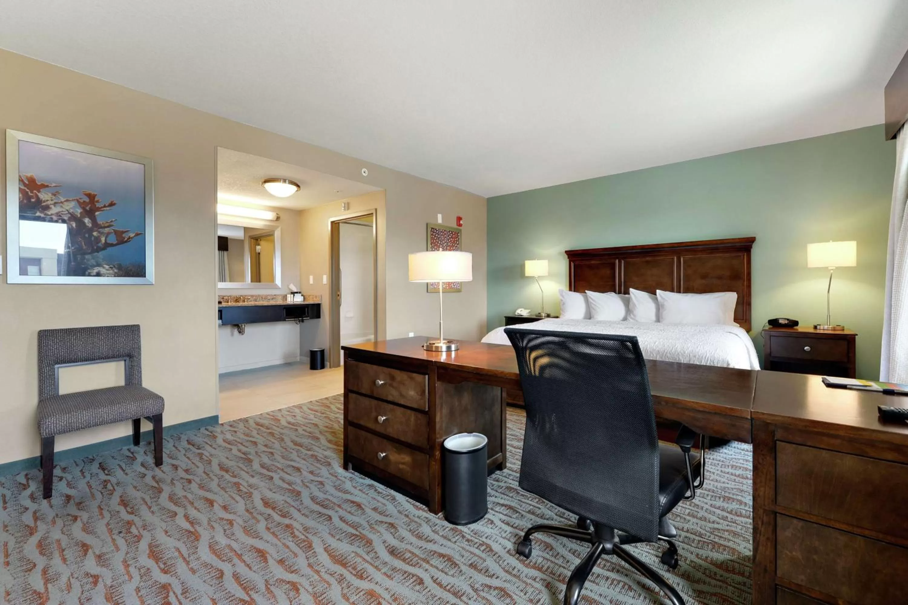 Bedroom, Bed in Hampton Inn & Suites Gulfport