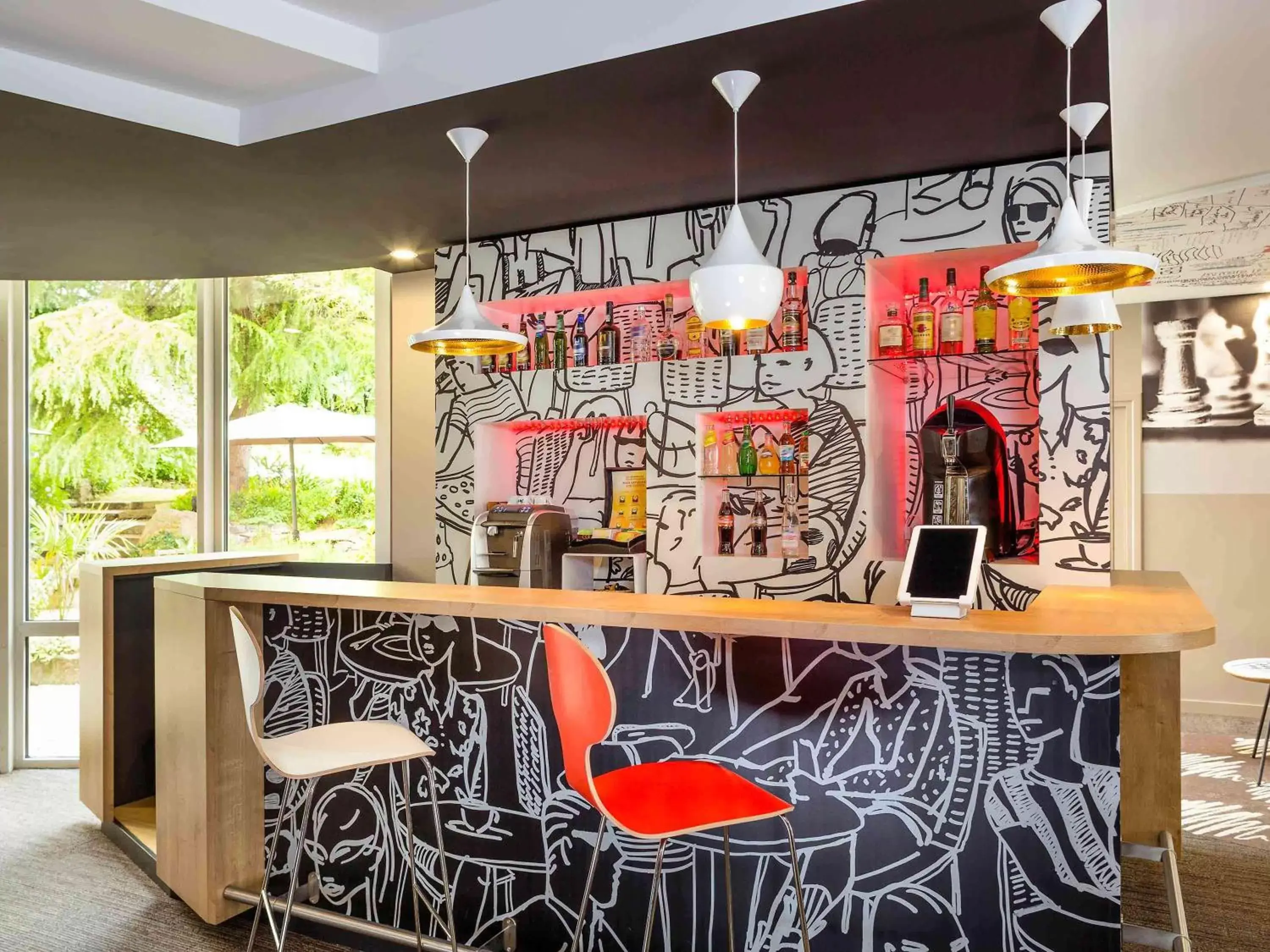 Lounge or bar in ibis Lannion