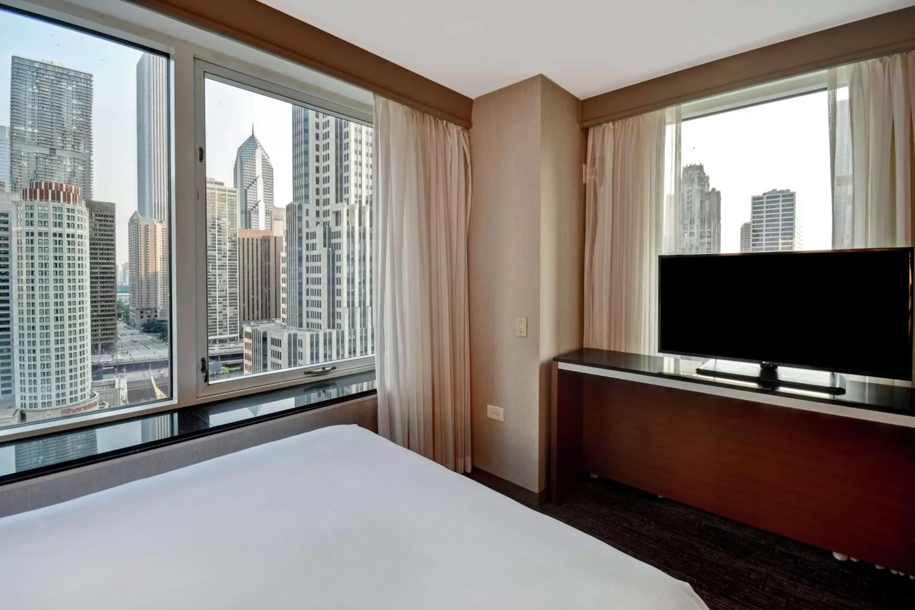 Bedroom, TV/Entertainment Center in Embassy Suites by Hilton Chicago Downtown Magnificent Mile