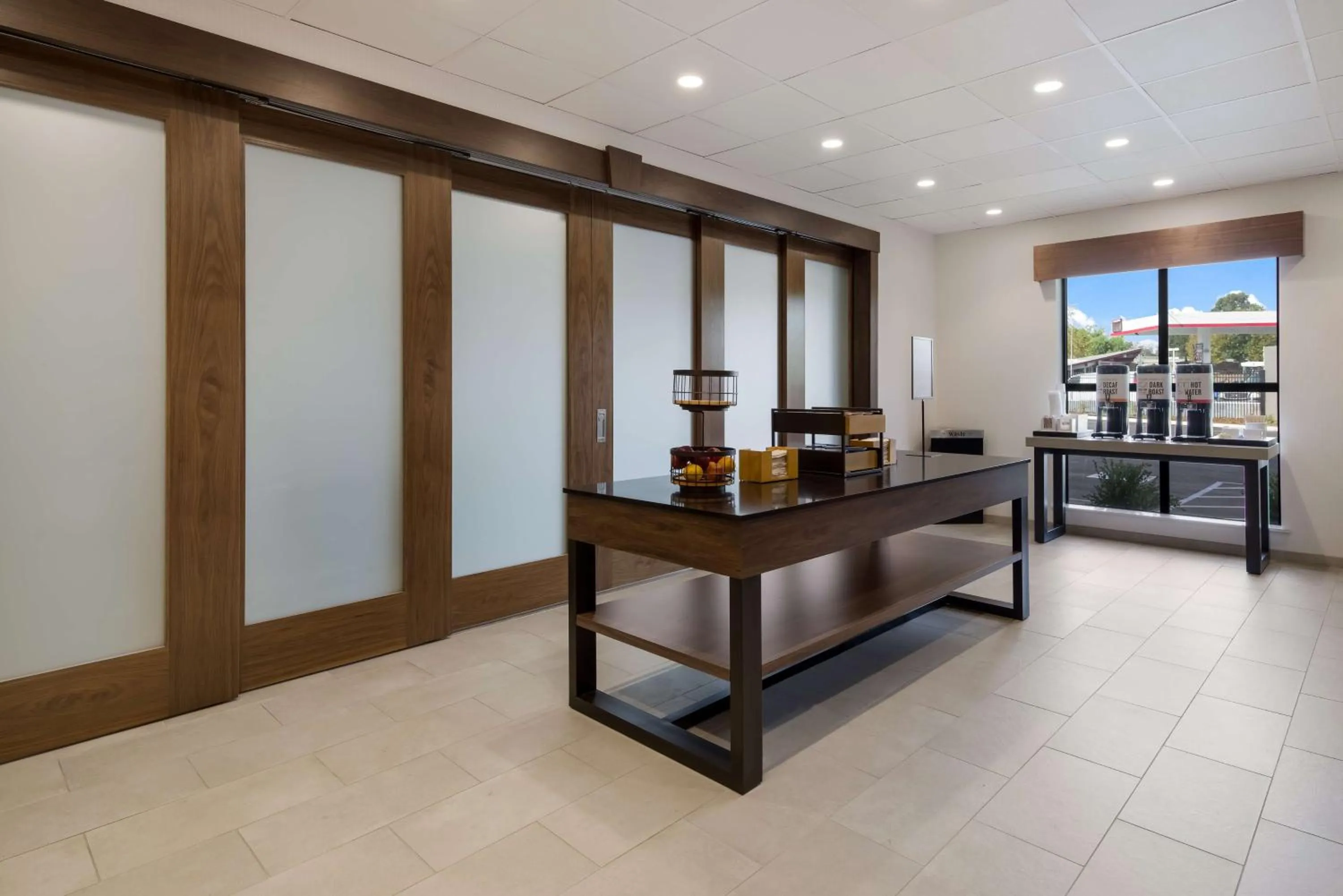 Coffee/tea facilities in Hampton Inn Concord
