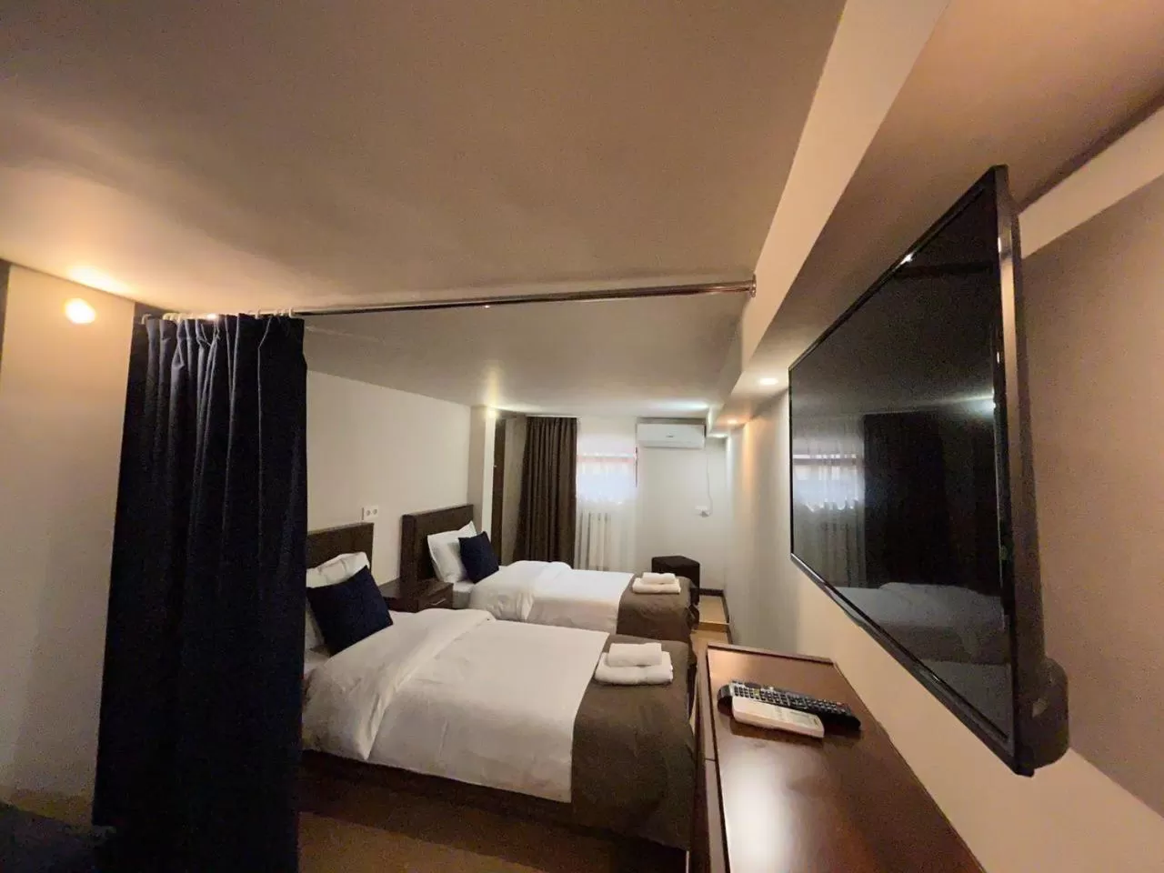 Communal lounge/ TV room, TV/Entertainment Center in Time Hotel & Tours