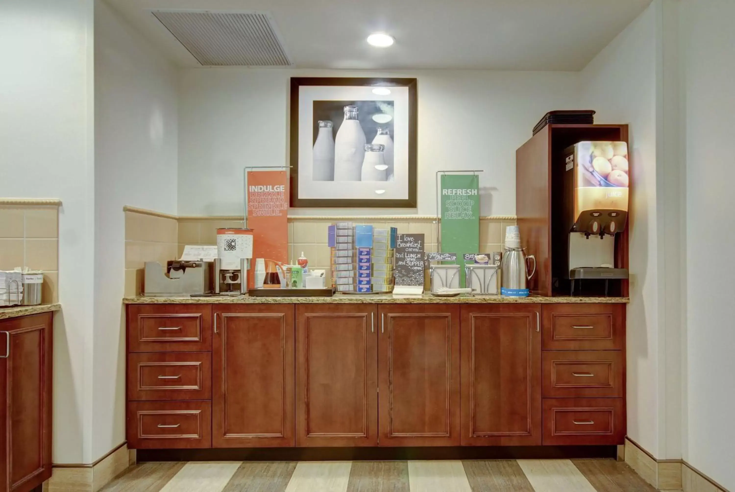 Dining area in Hampton Inn and Suites Alexandria