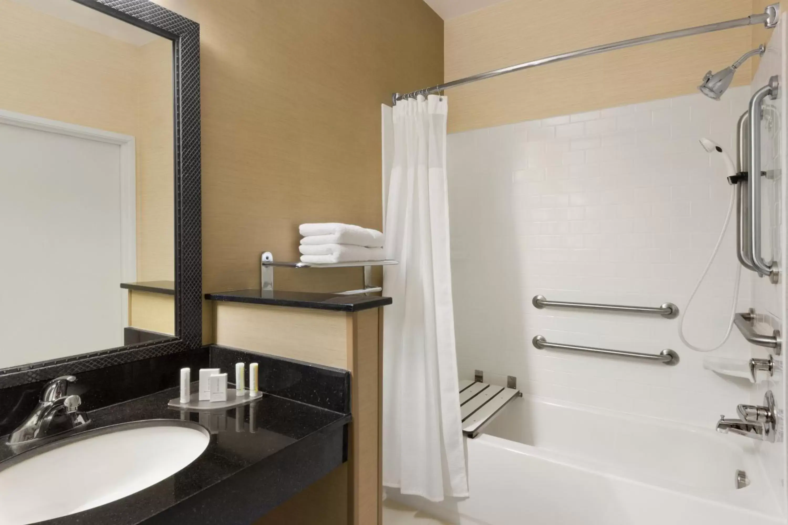 Shower, Bathroom in Amerivu Inn and Suites