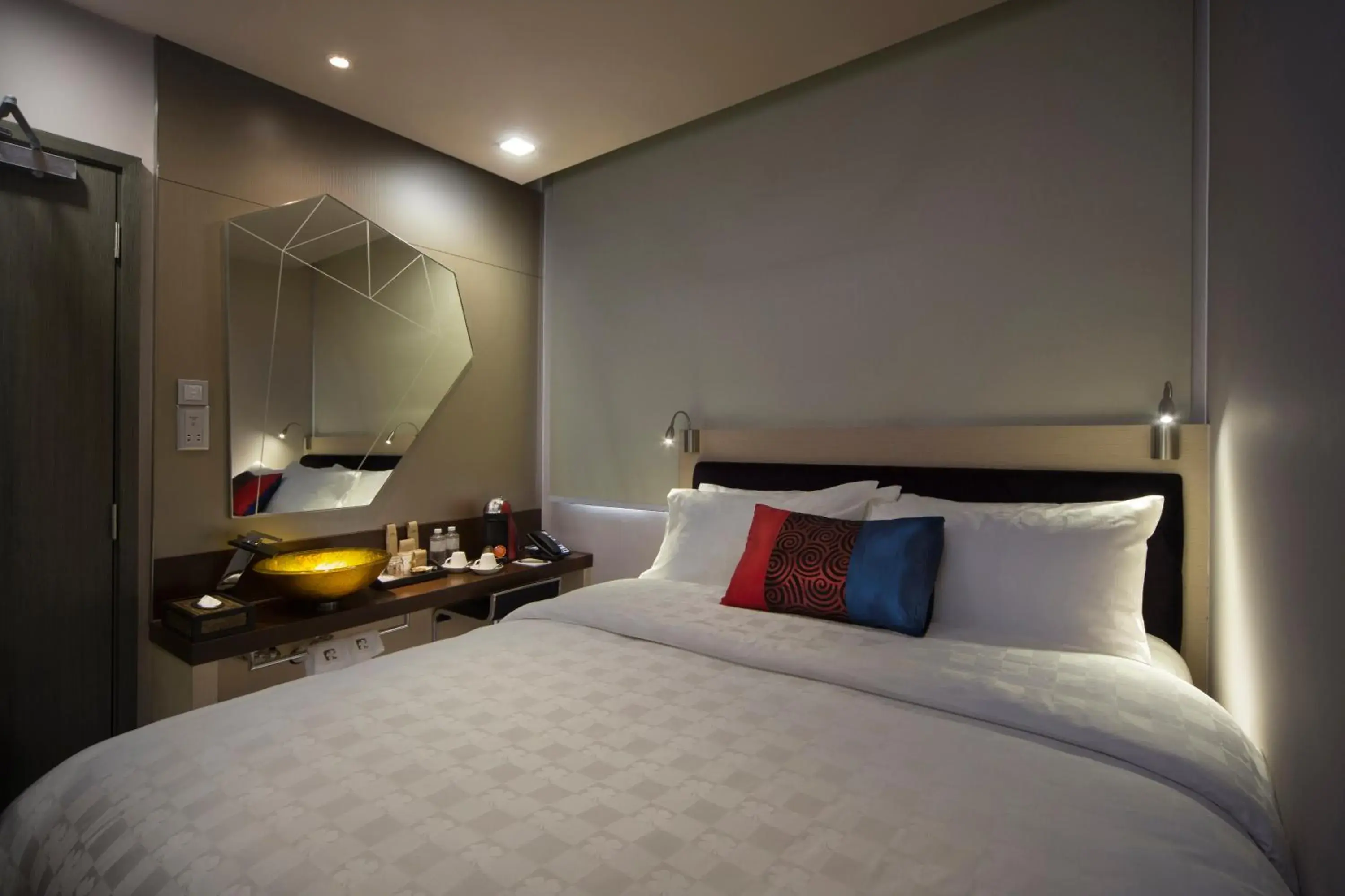 Deluxe Queen Room in Hotel Clover 7 Deluxe Queen Room in Hotel Clover 7