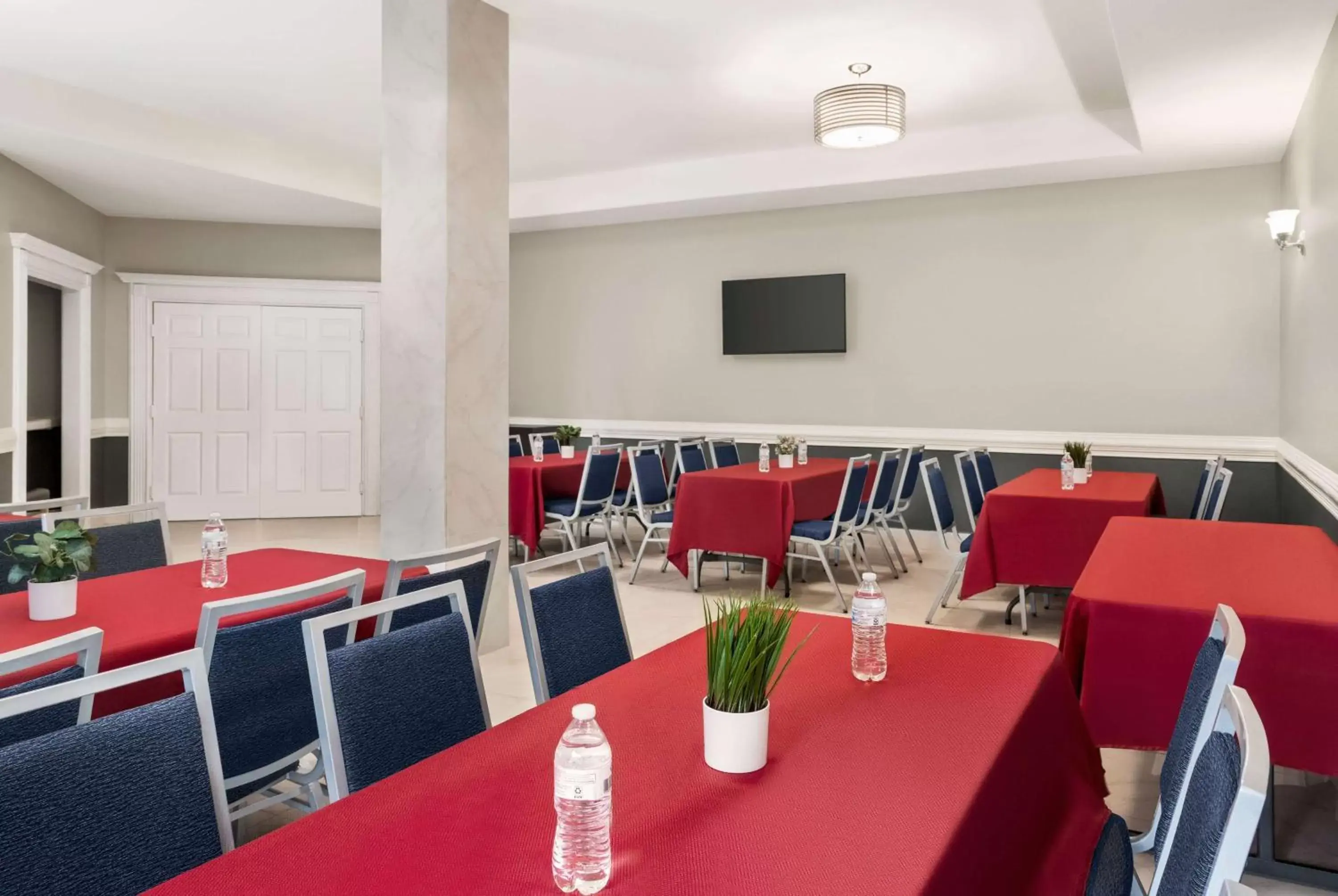 Meeting/conference room, Restaurant/Places to Eat in La Quinta by Wyndham Brownsville North