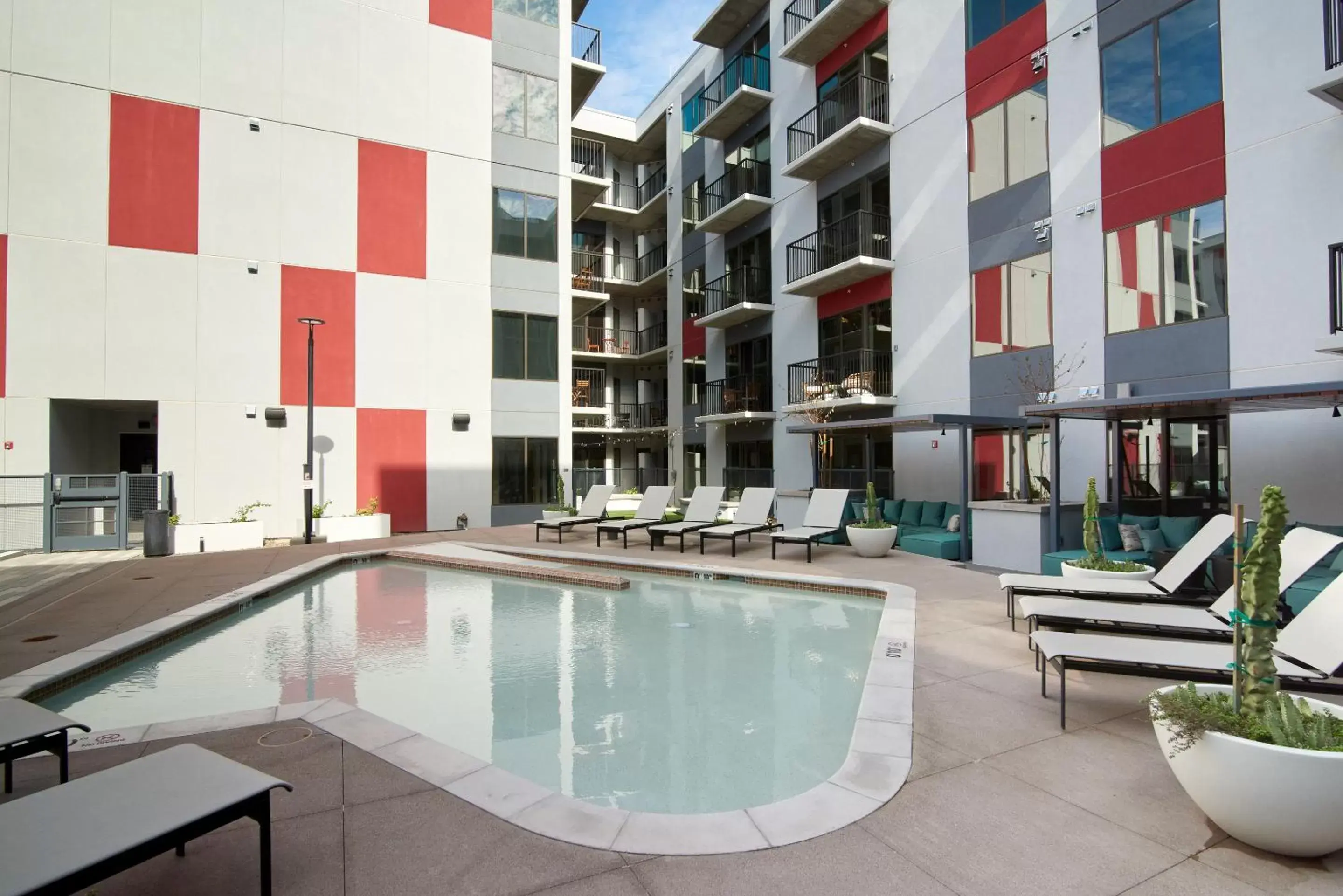 Living room, Swimming Pool in Sonder at Mill Ave