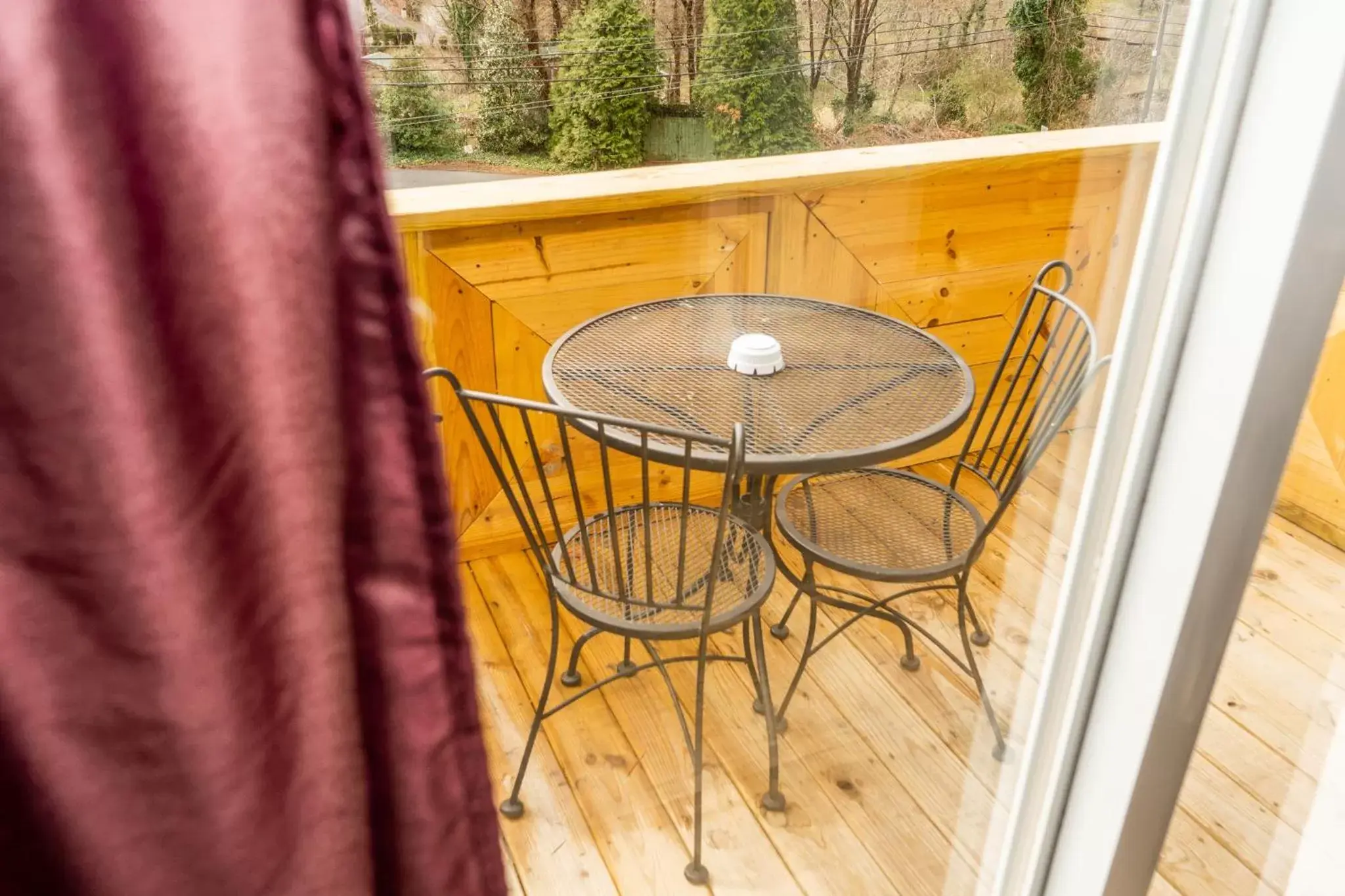 Seating area, Balcony/Terrace in The Chimney Rock Inn & Cottages