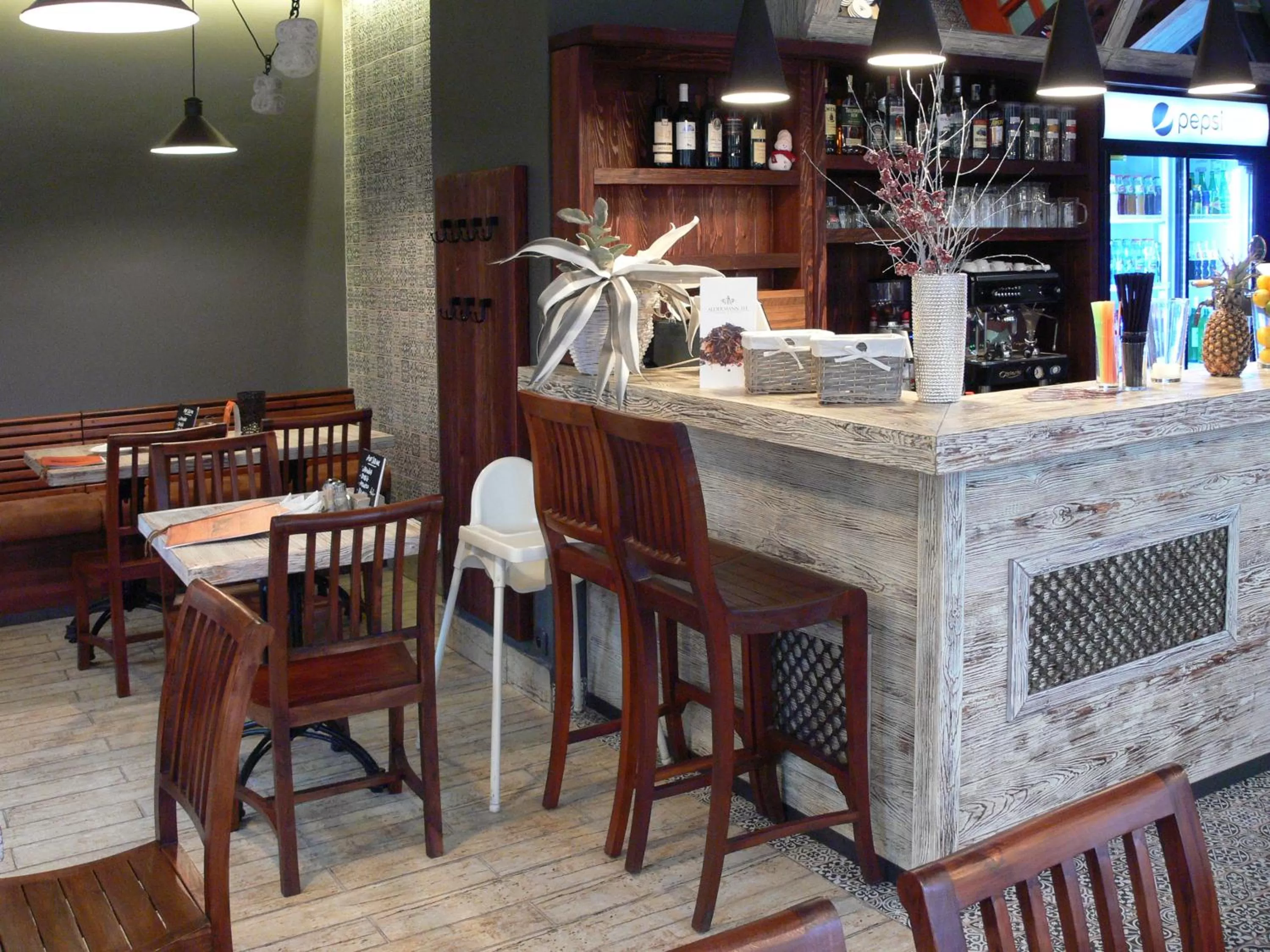 Restaurant/places to eat in Hotel Na Baste