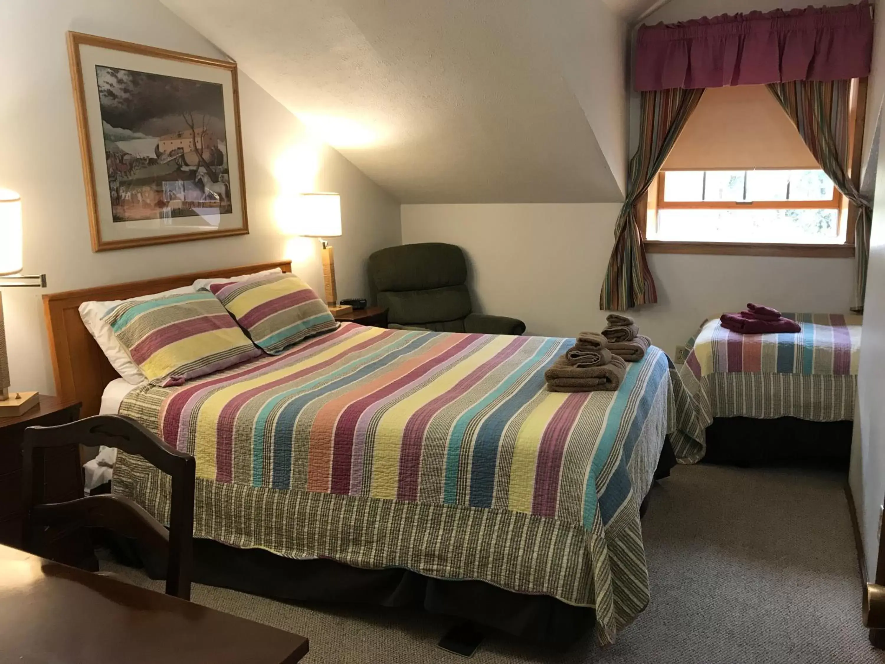 Bed in 7 Gables Inn & Suites