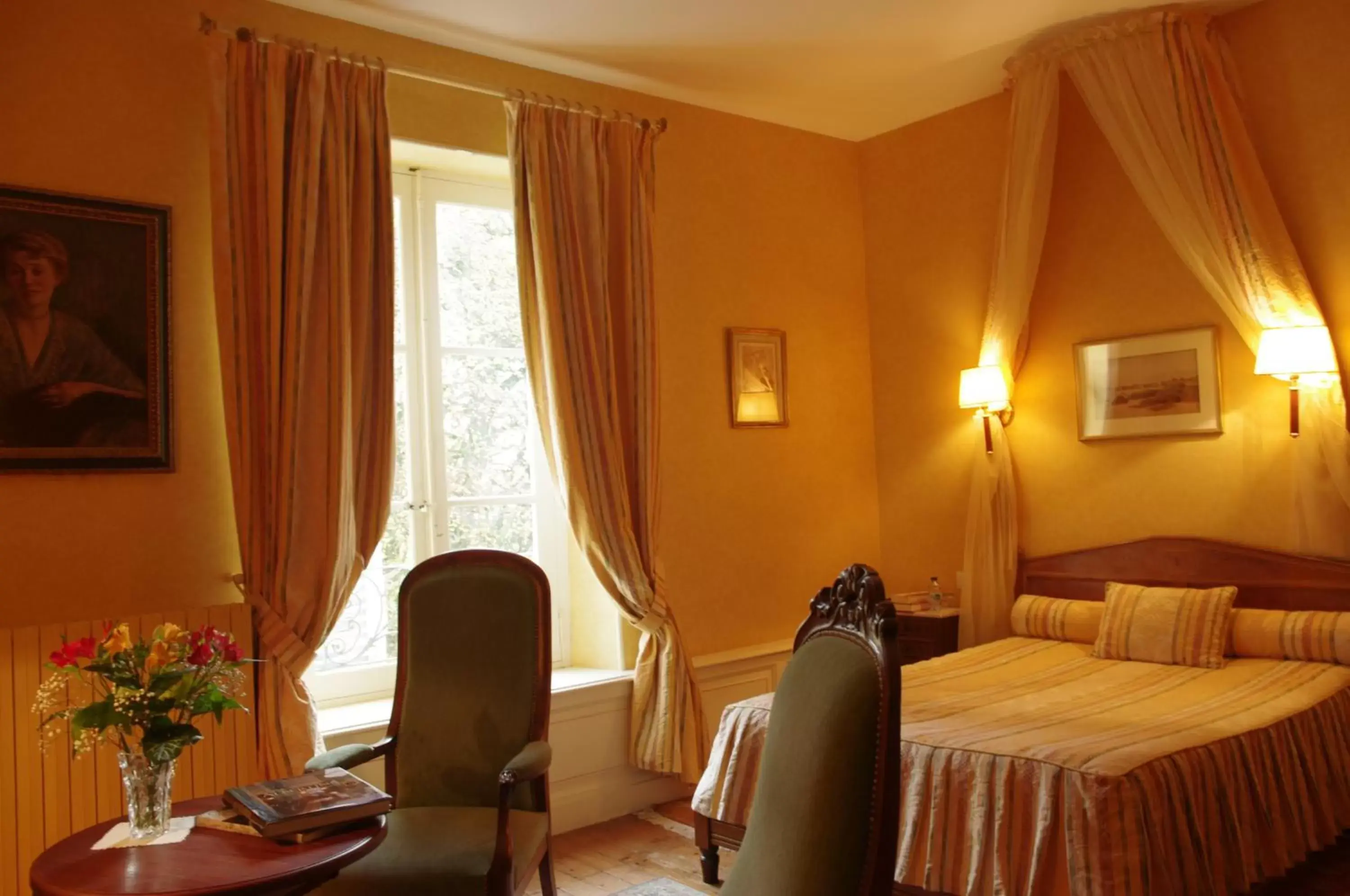 Bed, Seating Area in Domaine De Chatenay - Le Mans