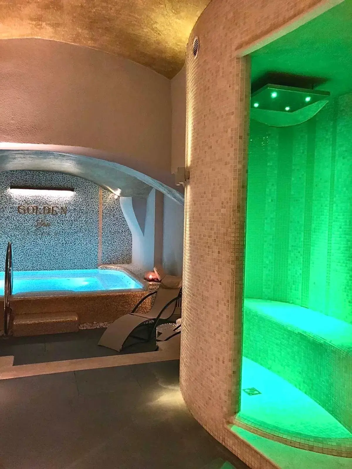 Hot Tub, Spa/Wellness in Golden Tower Hotel & Spa