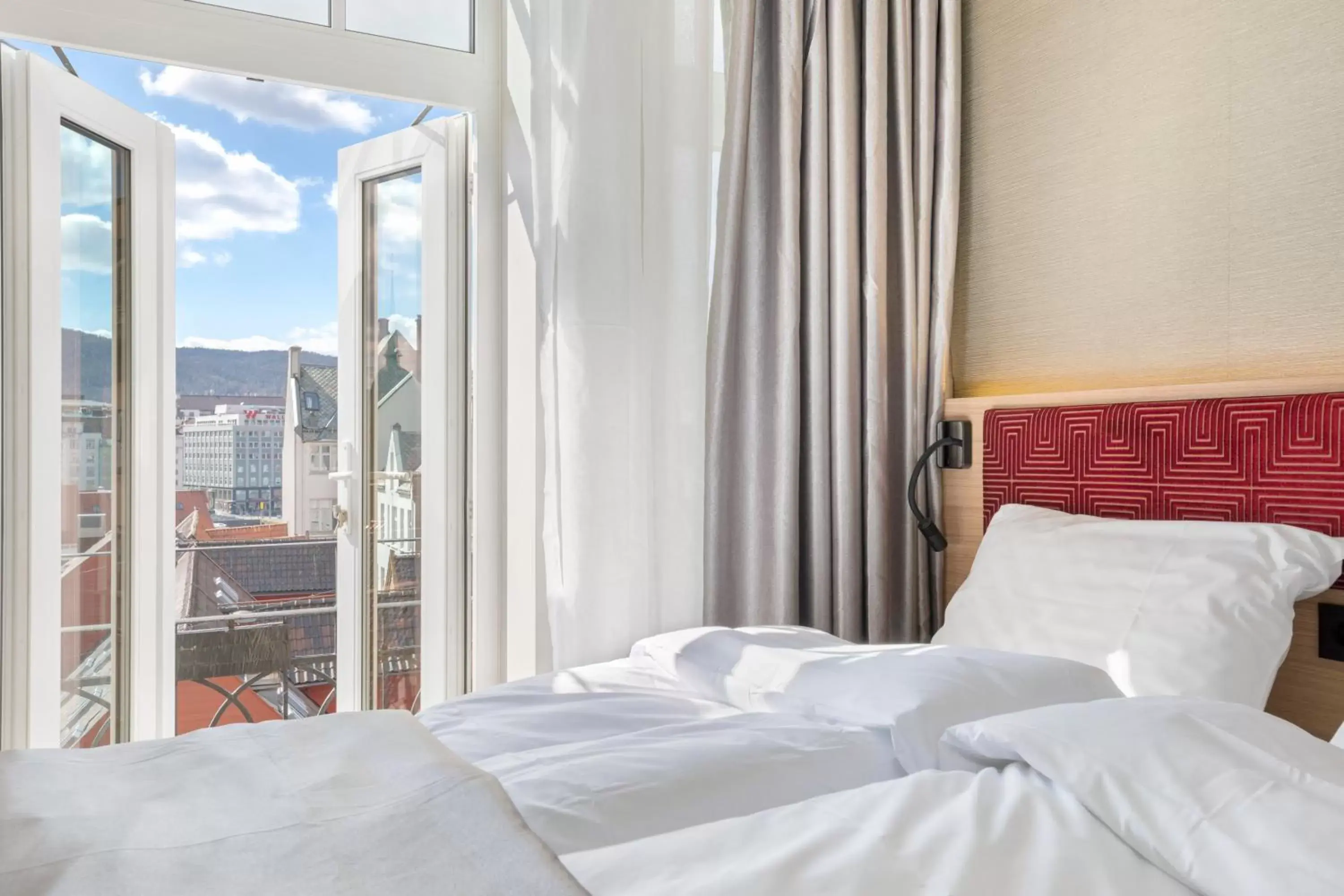 Bed in Bergen Harbour Hotel, WorldHotels Crafted