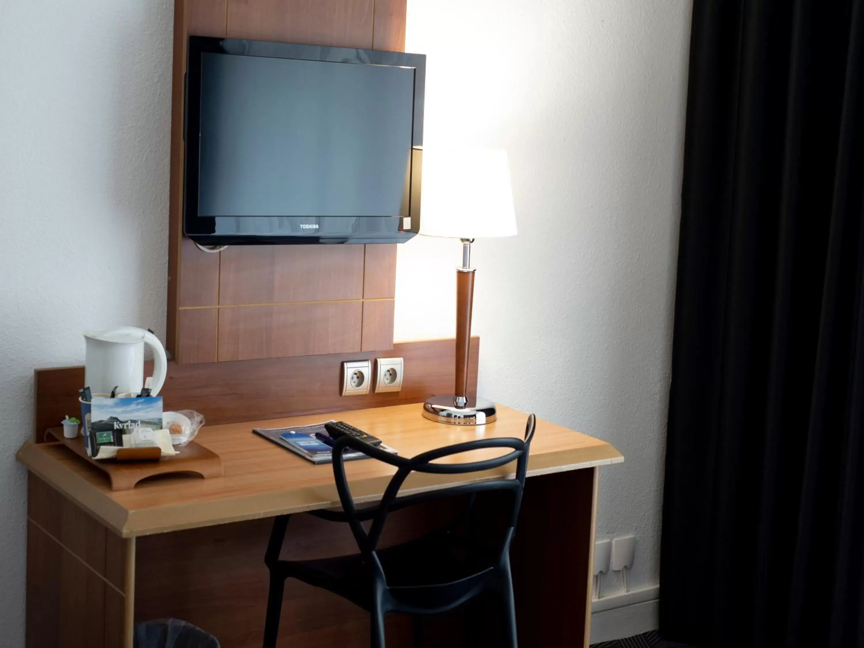 TV and multimedia, TV/Entertainment Center in Kyriad Hotel Clermont Ferrand Centre