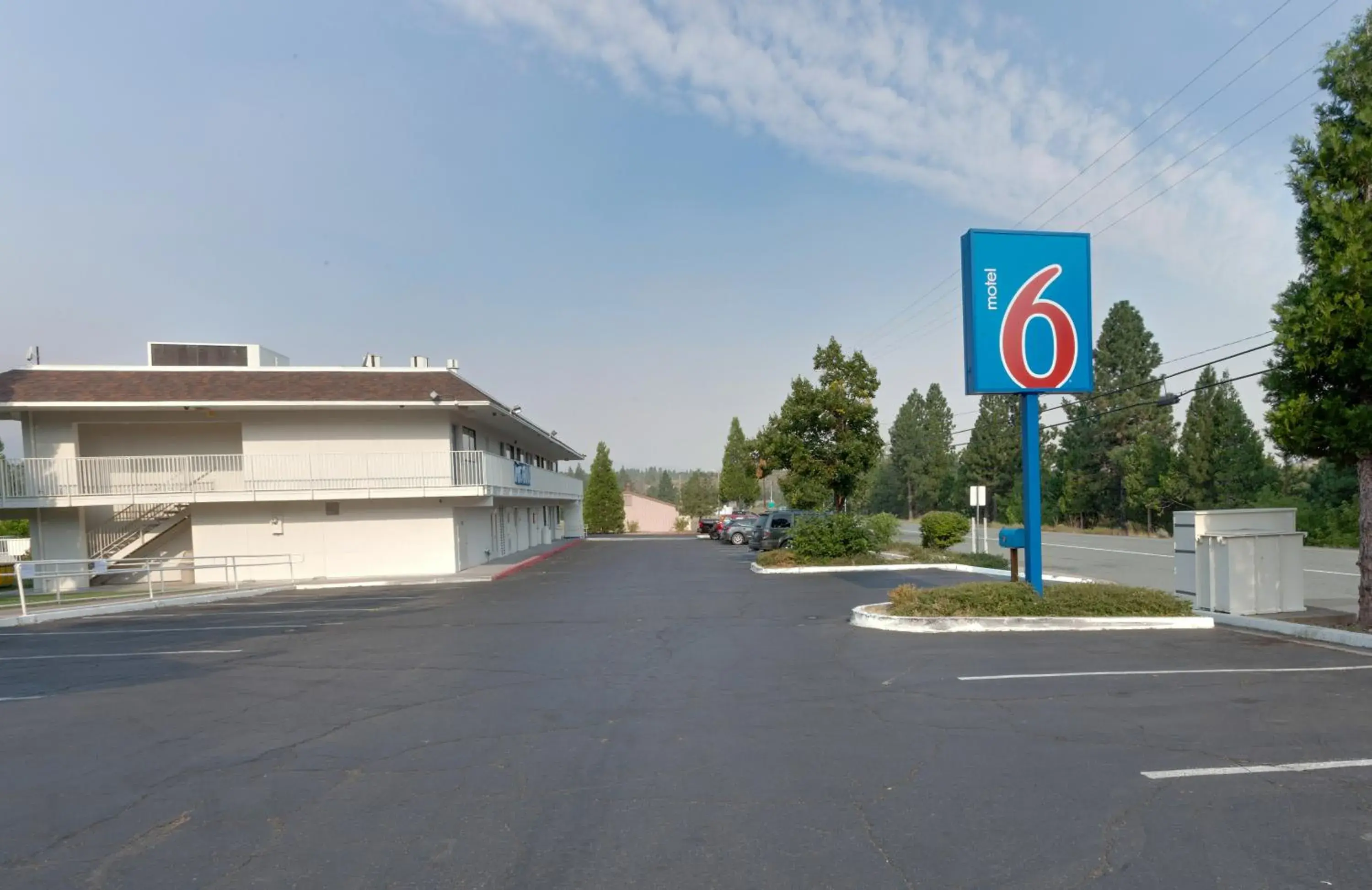 Facade/entrance, Property Building in Motel 6 Weed, CA - Mount Shasta