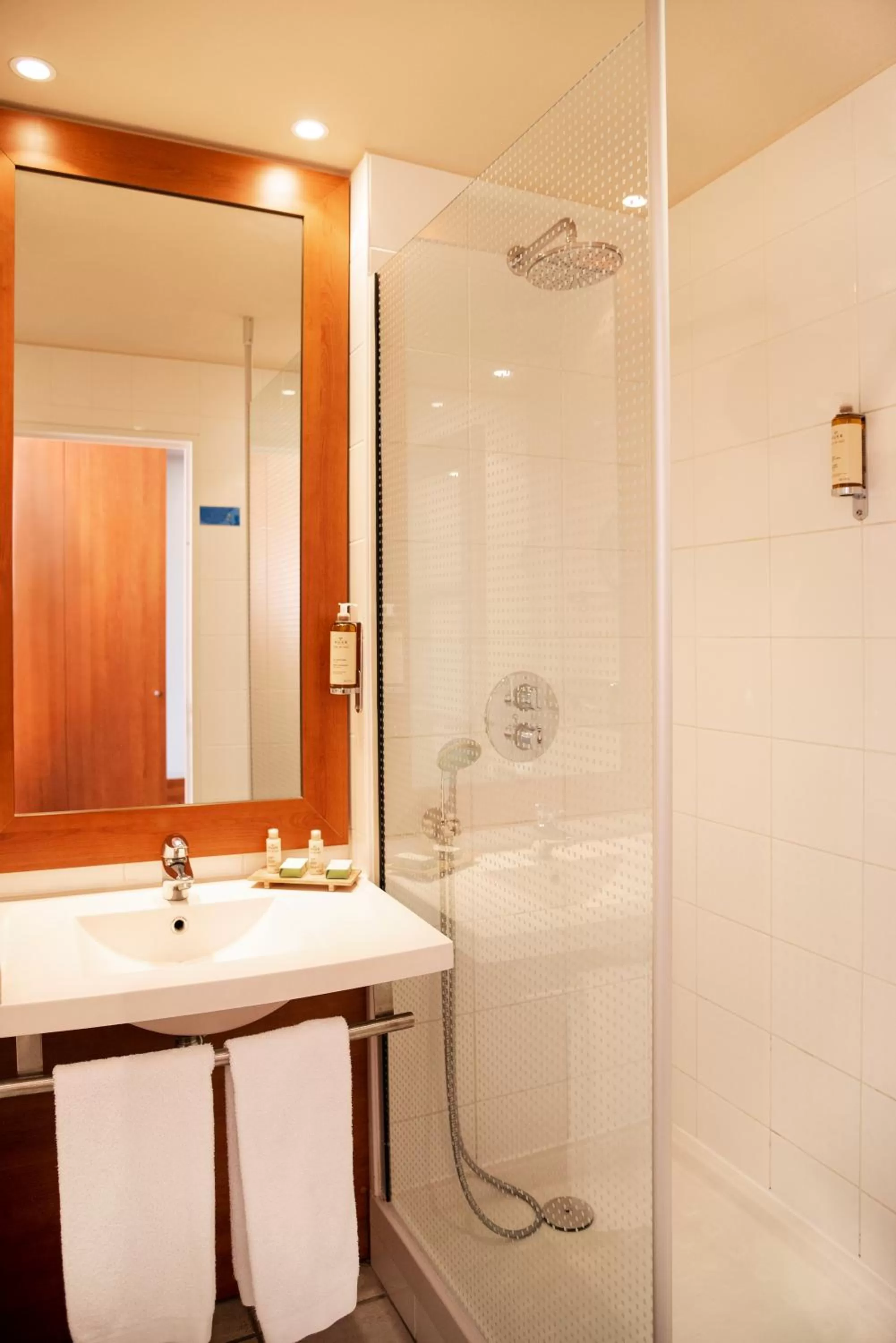 Shower in Best Western Plus Hôtel Colbert