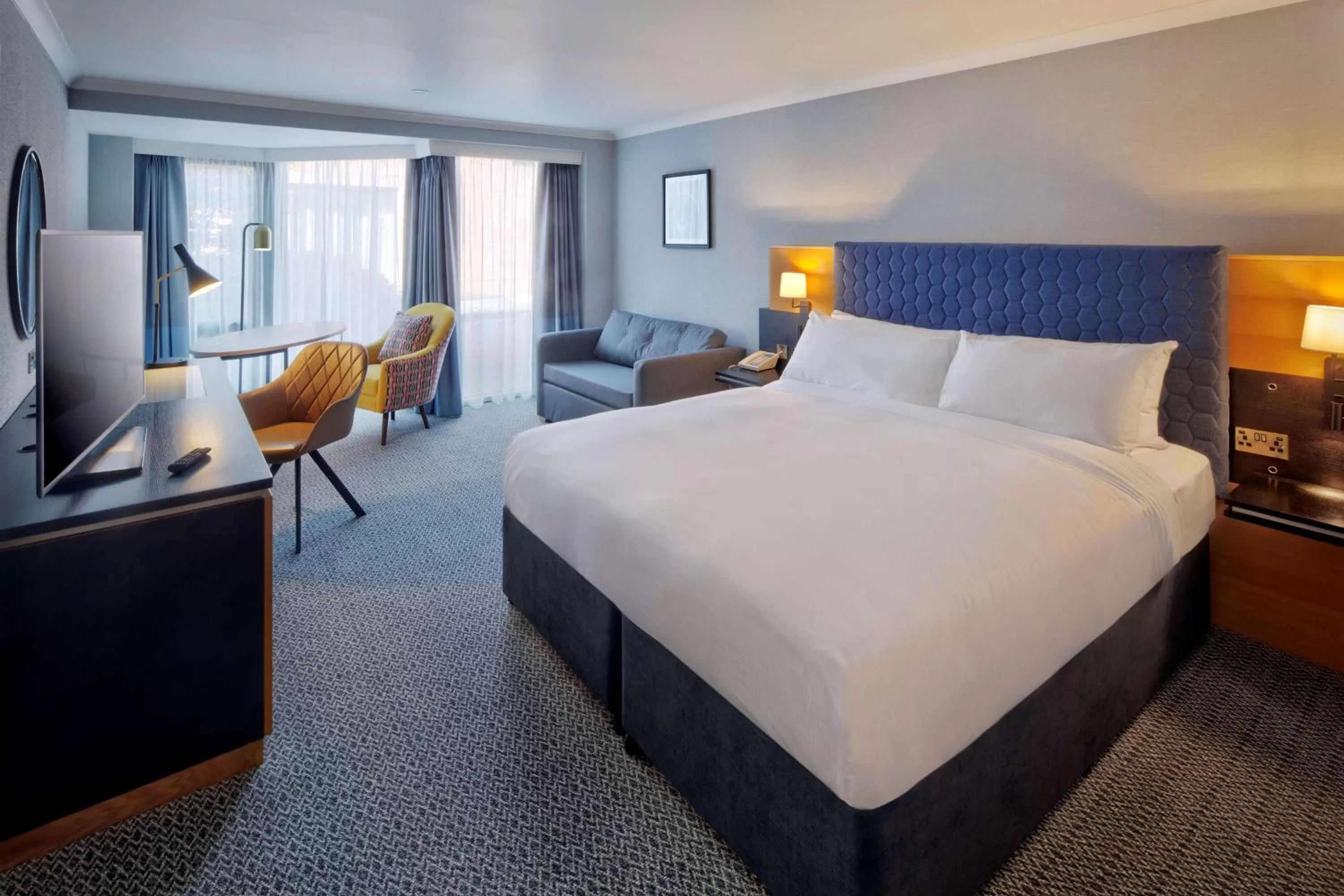 Living room, Bed in DoubleTree by Hilton Manchester Airport