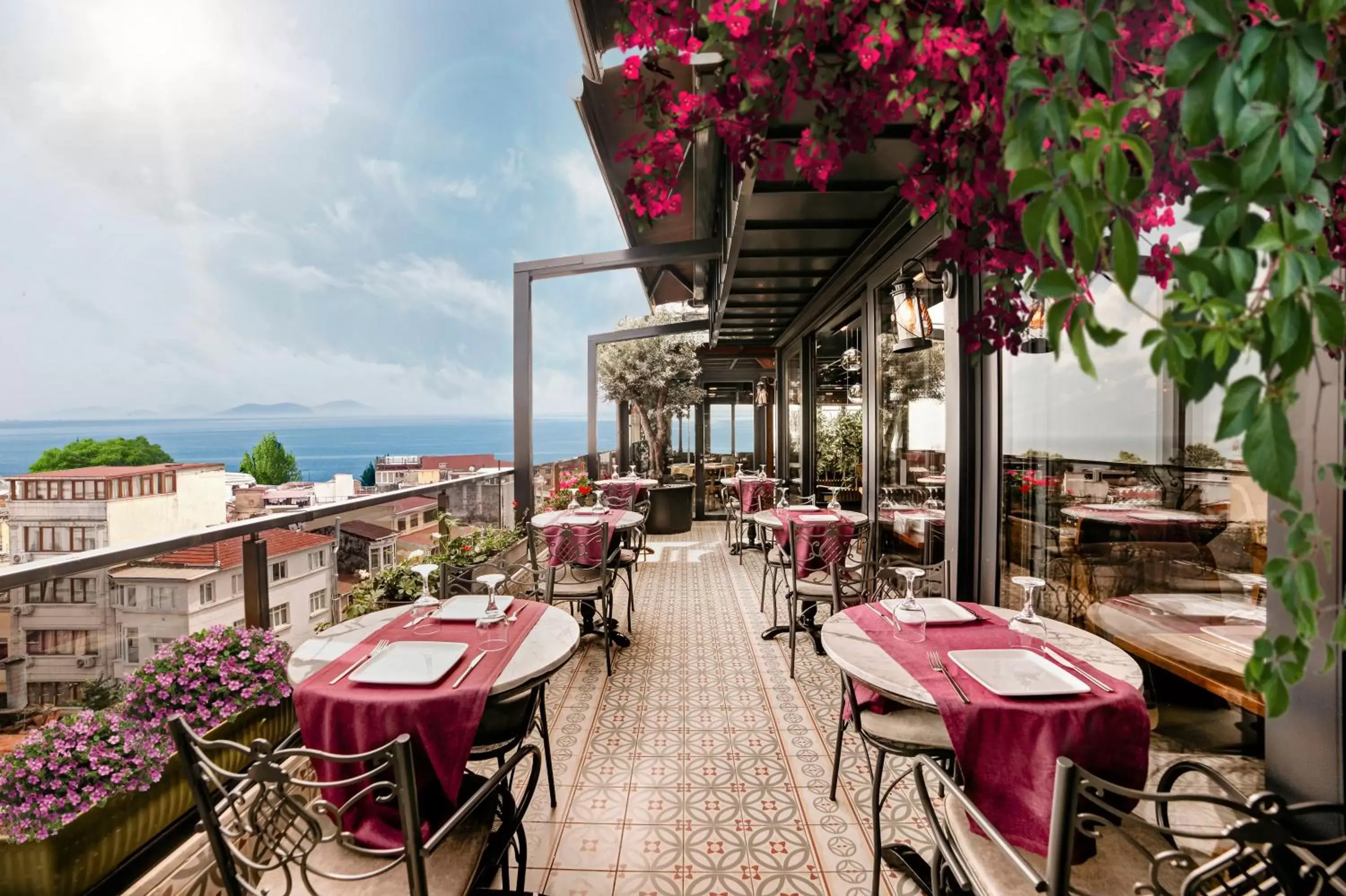 Sea view, Restaurant/Places to Eat in Skalion Hotel & SPA