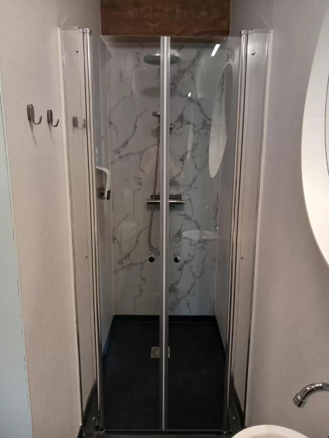 Bathroom in Meschermolen, overnachten in de schuur