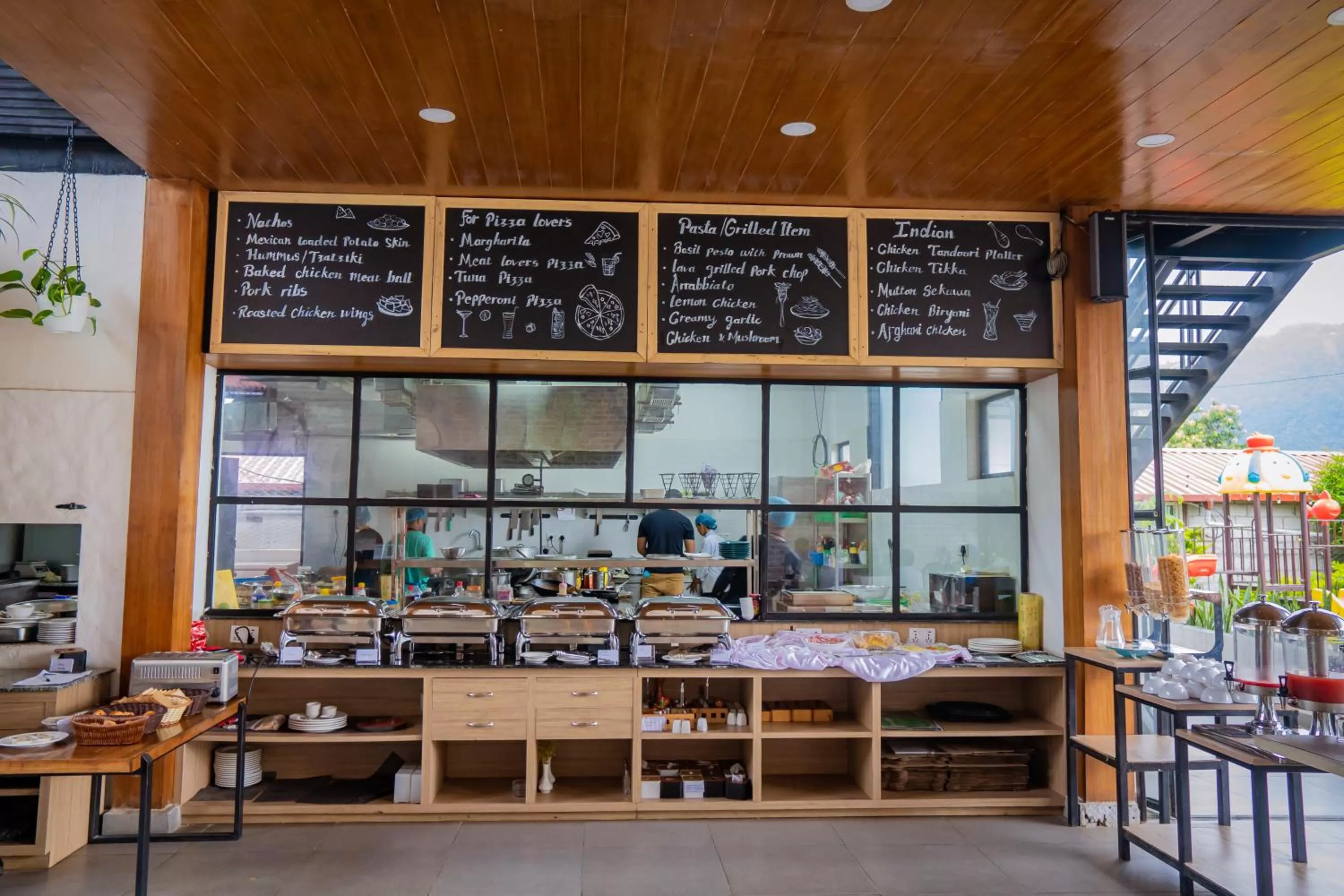 Restaurant/places to eat in Majestic Lake Front Hotel & Suites