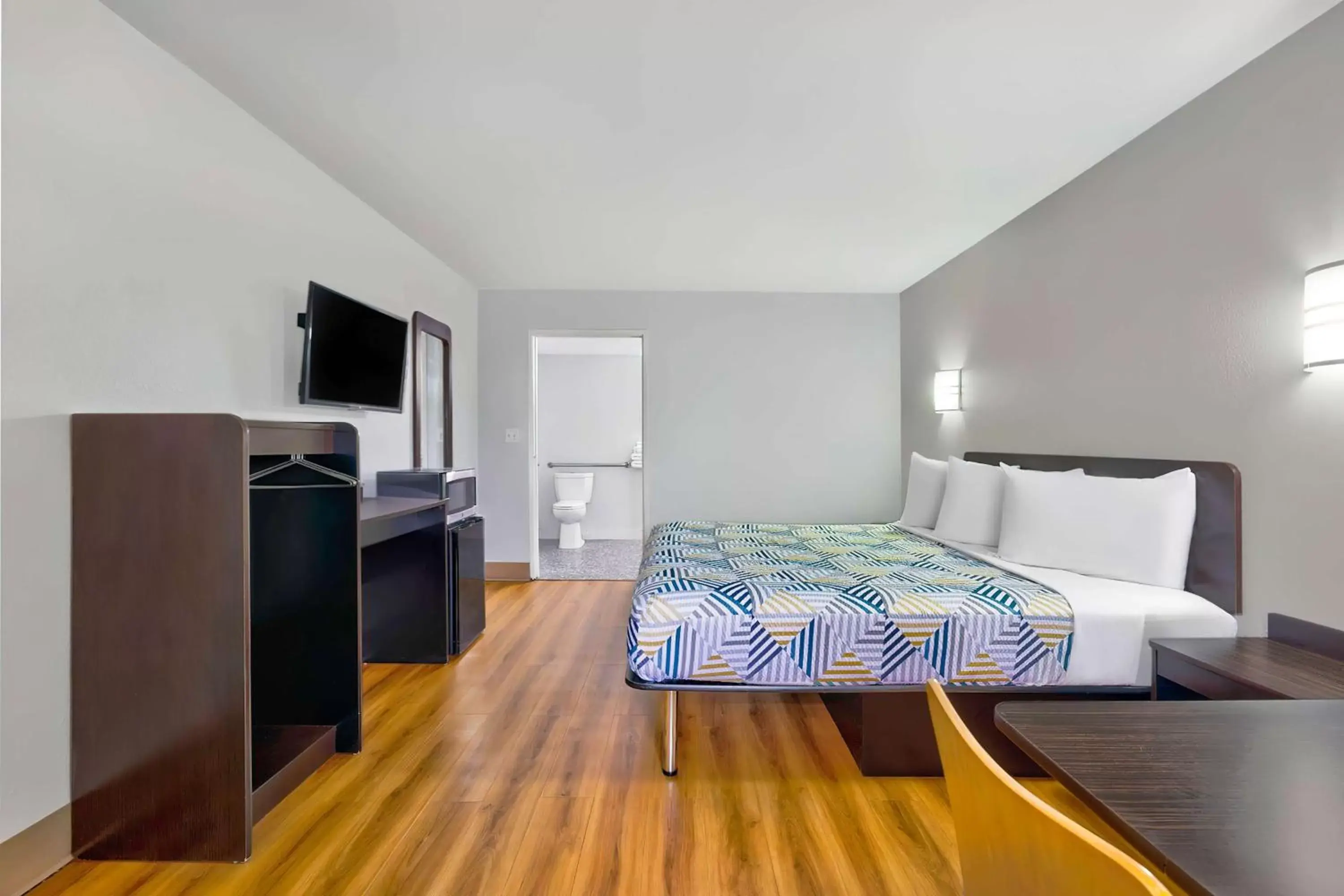 Bedroom, Bed in Motel 6-Plano, TX - Plano Northeast