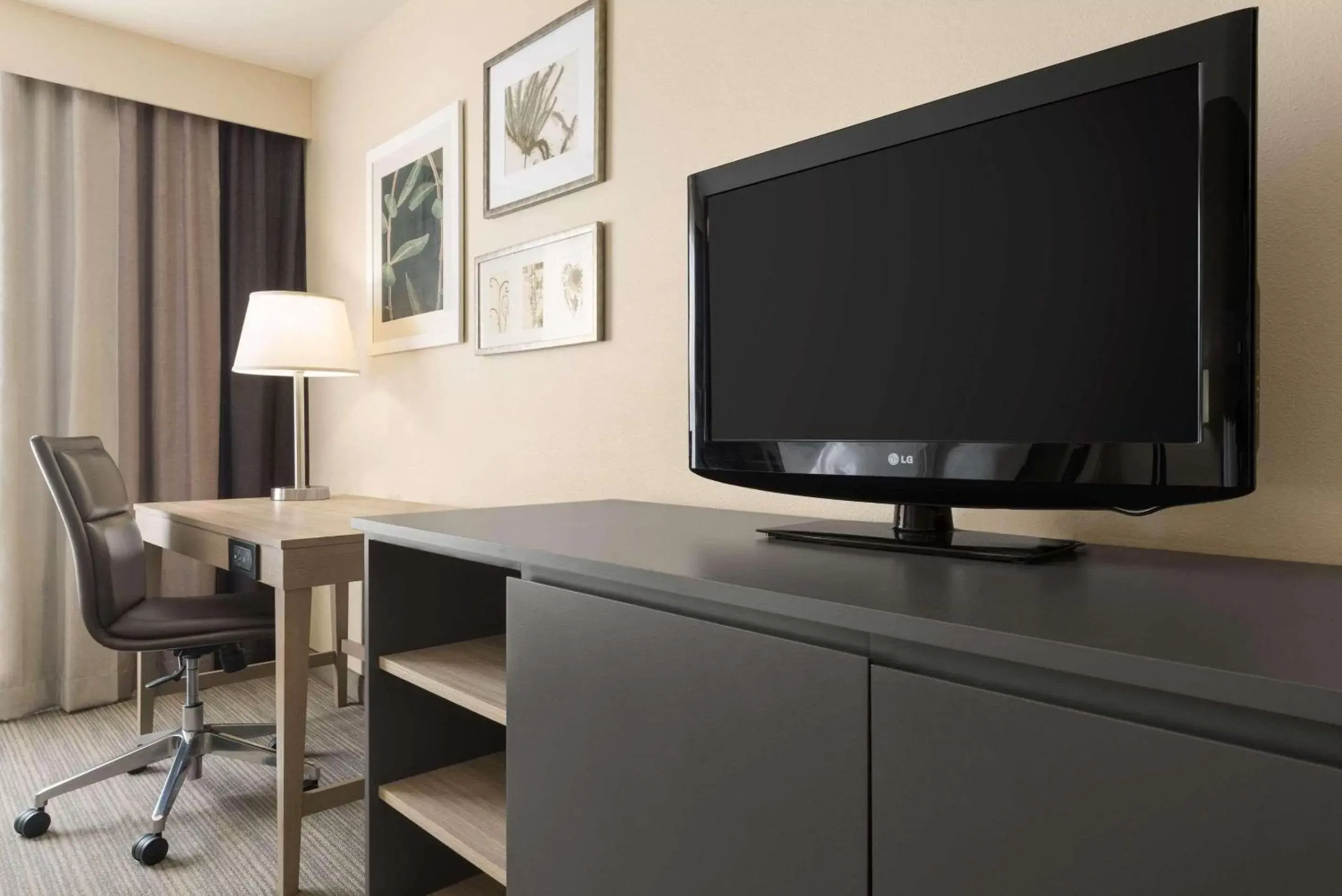 Bedroom, TV/Entertainment Center in Country Inn & Suites by Radisson, Milwaukee Airport, WI