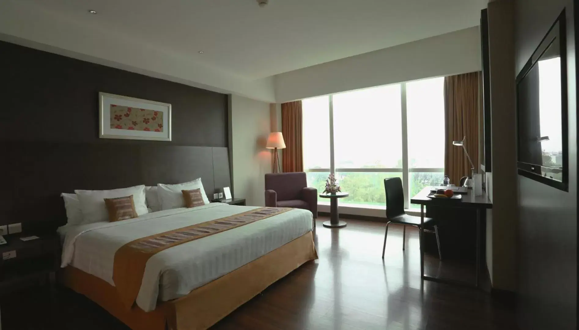 Photo of the whole room, Bed in The Alana Surabaya