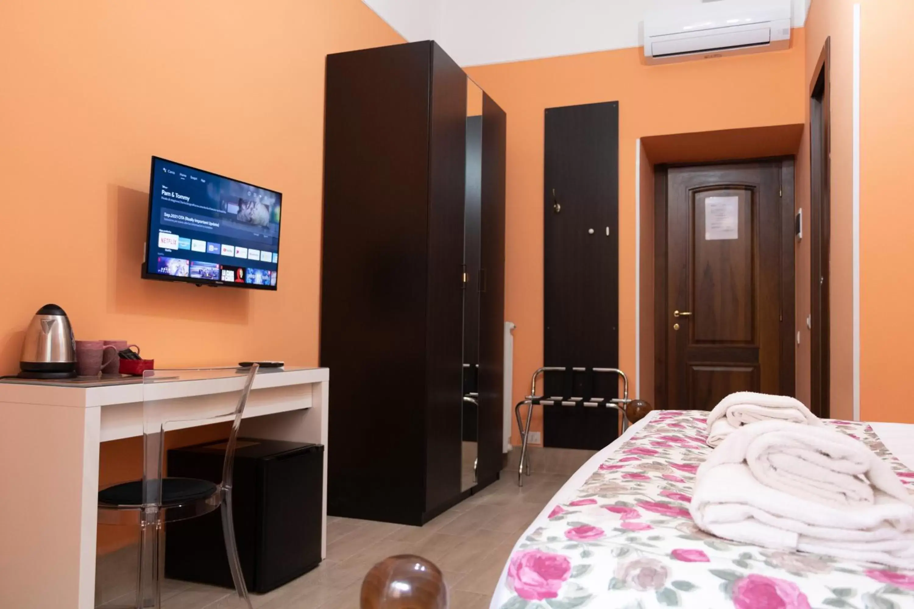 Bedroom, TV/Entertainment Center in Domus Castroni Scipioni