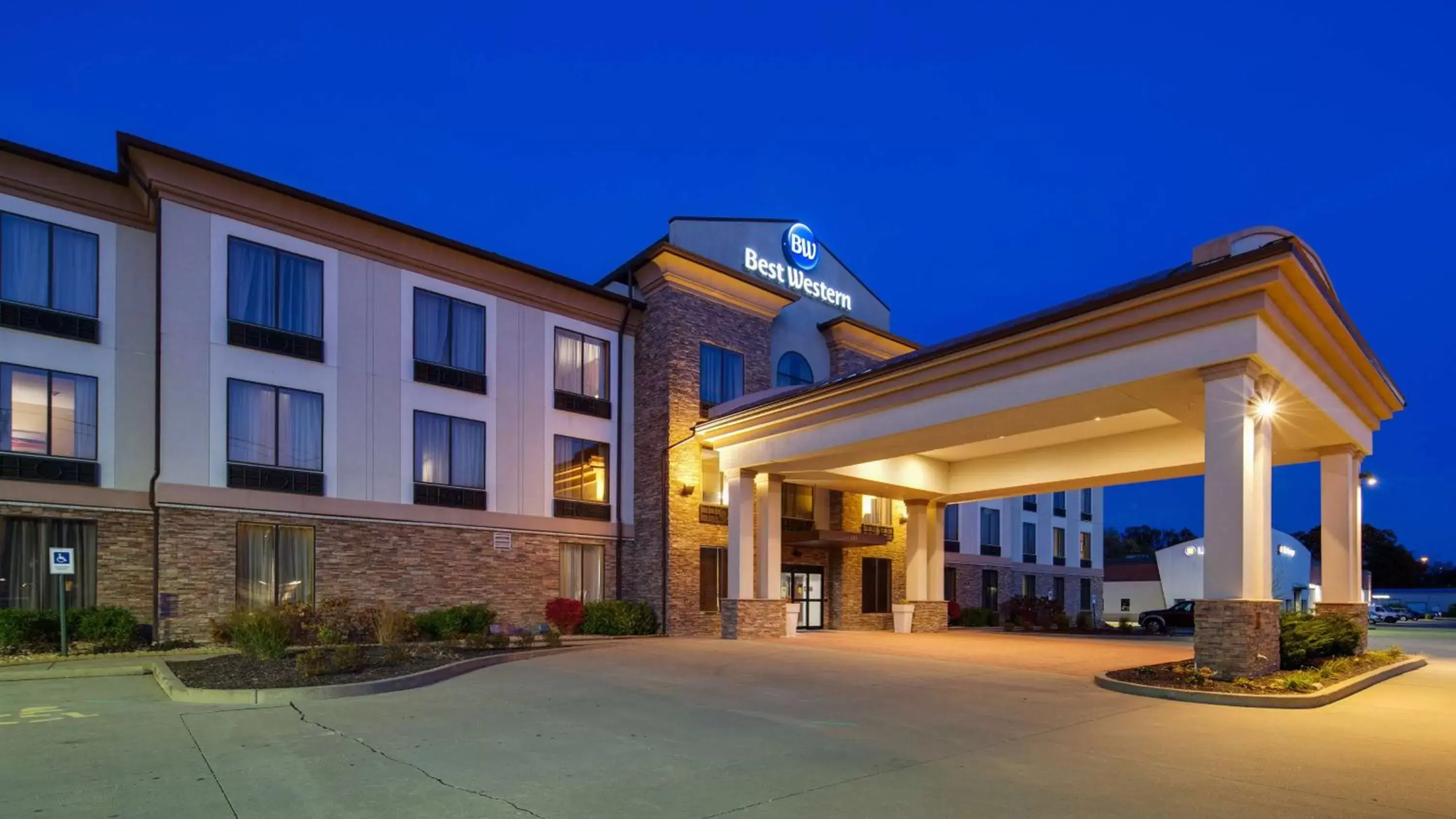 Property Building in Best Western St. Louis Airport North Hotel & Suites