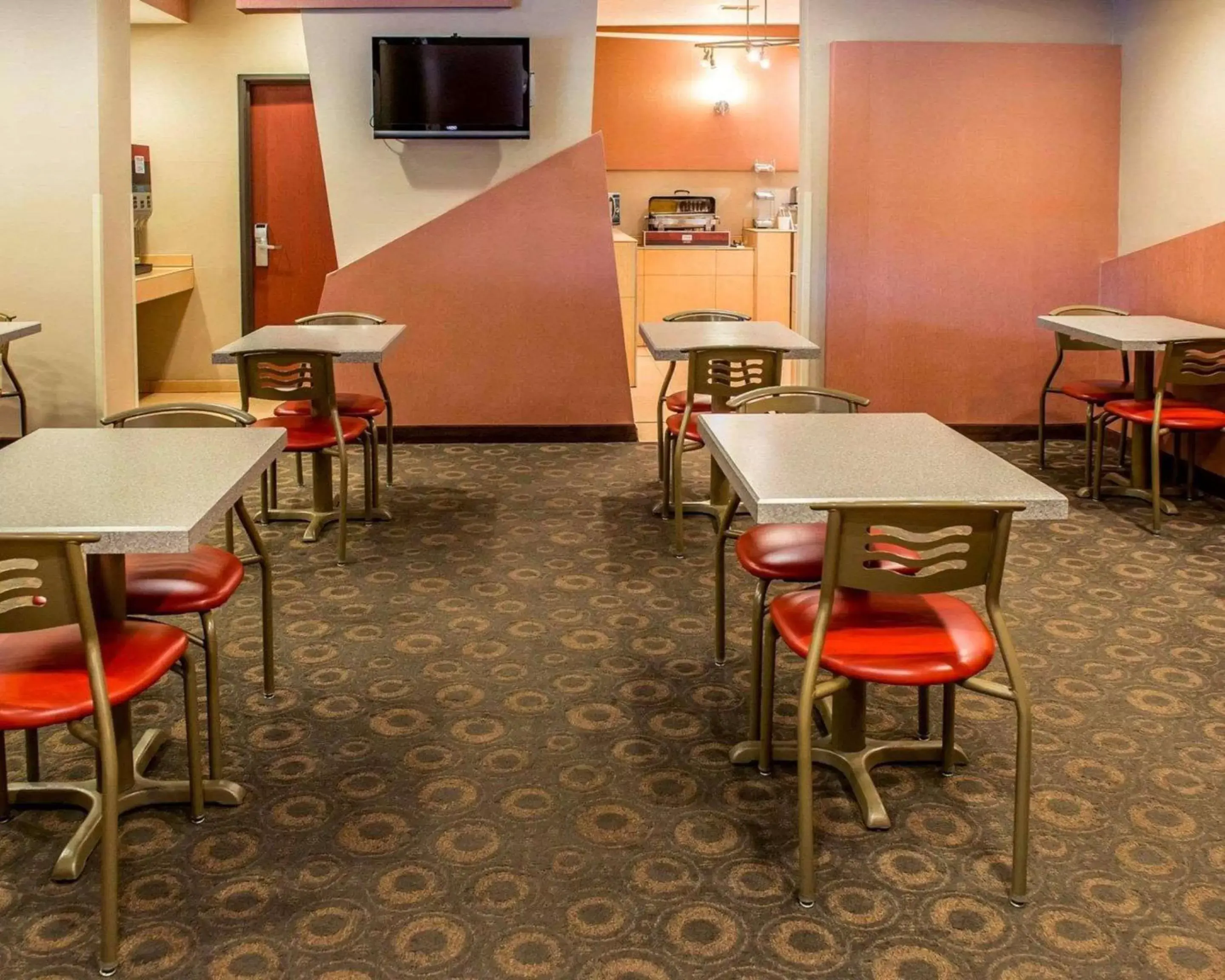 Restaurant/Places to Eat in Comfort Suites Monaca