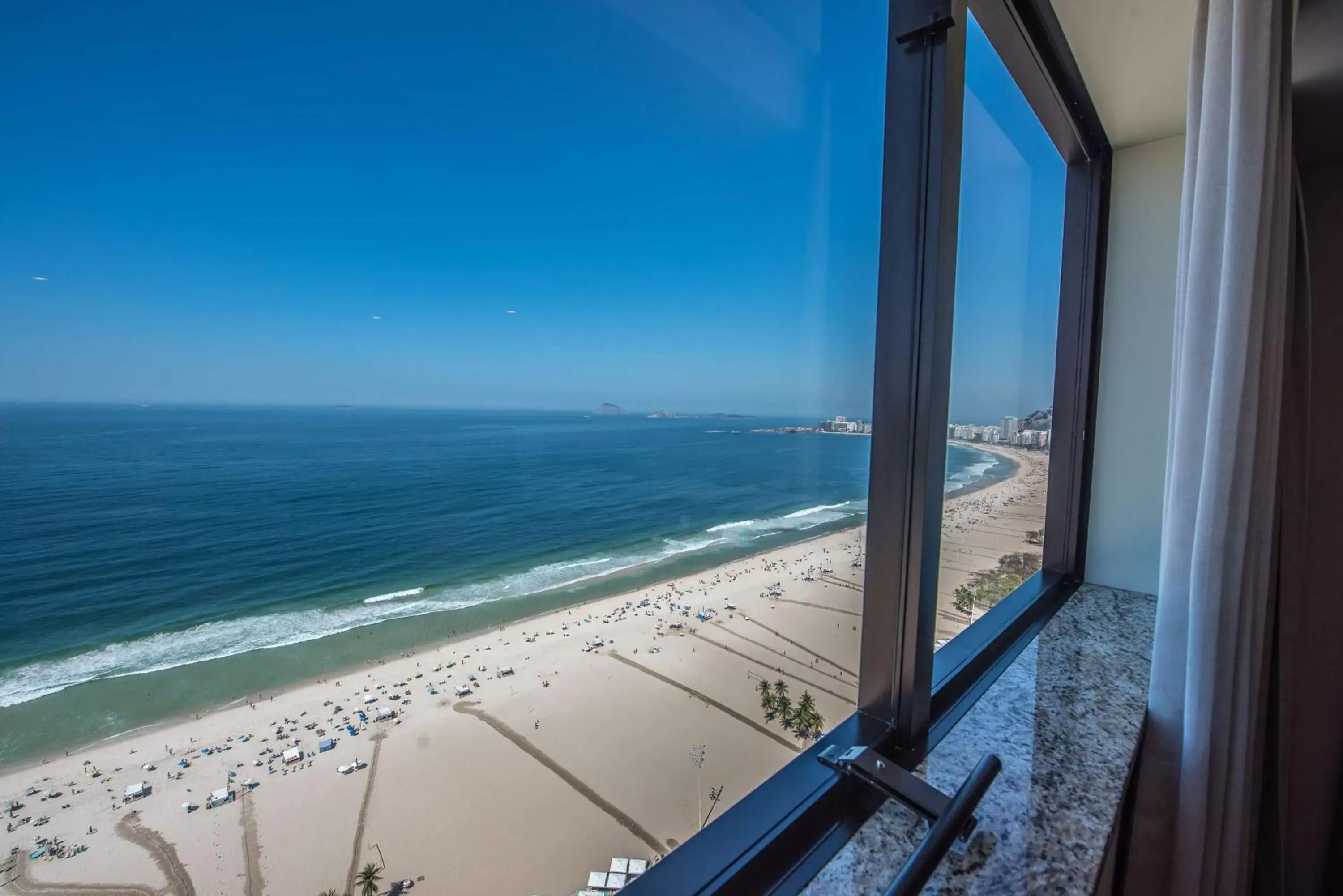 Photo of the whole room, Sea View in Hilton Copacabana Rio de Janeiro