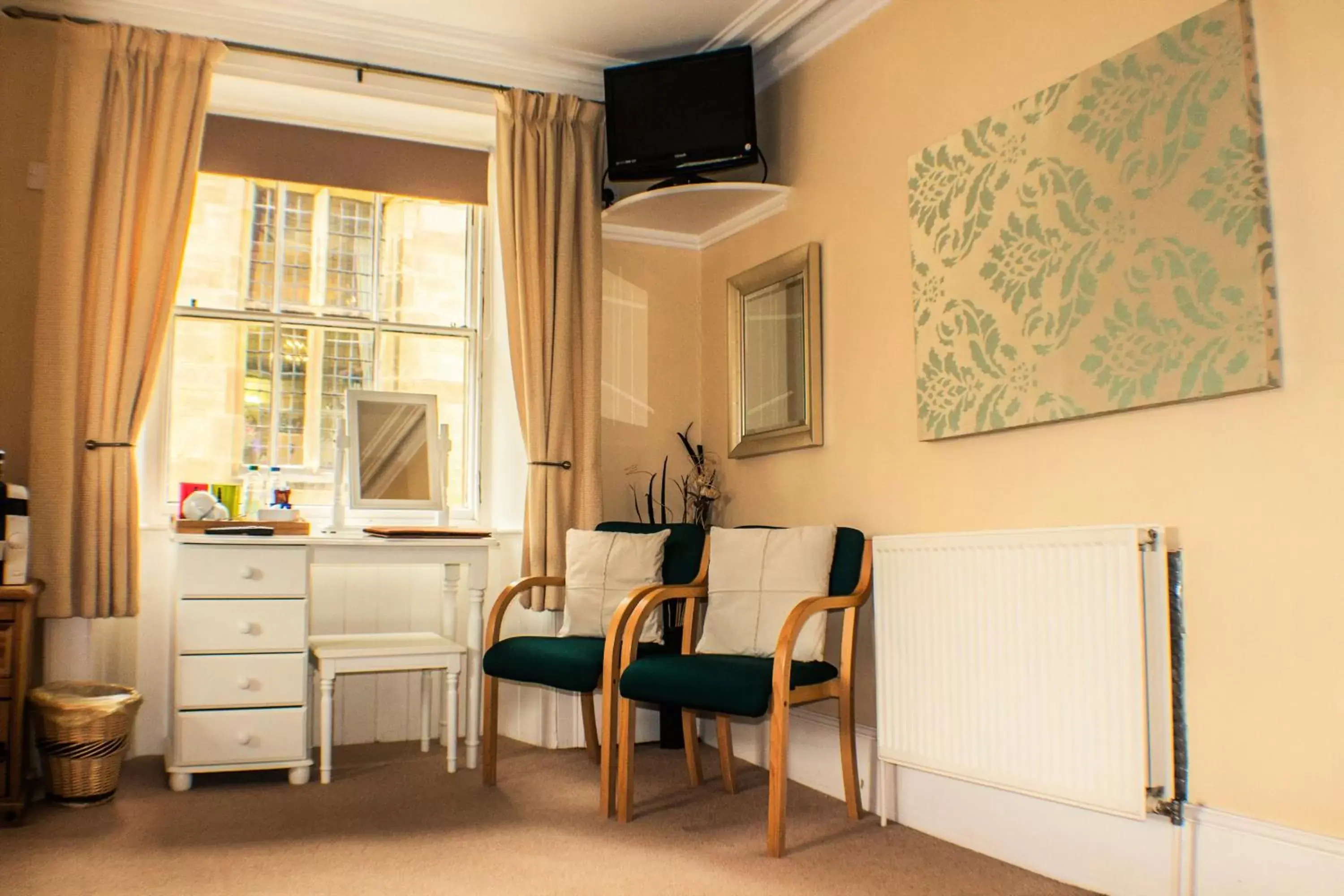 Bedroom, Seating Area in The Royal Oak Hotel